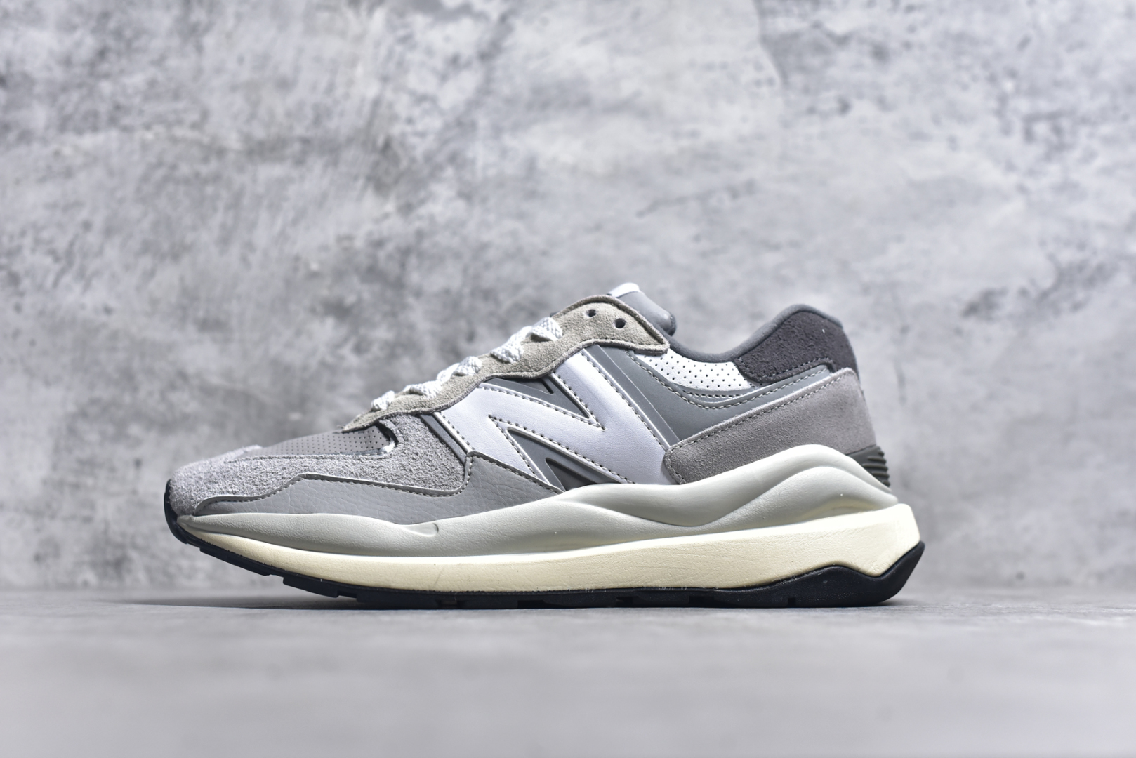 #＃福利特价 New Balance/新百伦 NB5740系列 复古休闲运动跑鞋 特别以1988年首度面世的经典574作为设计蓝本 保留574简约易衬的80s鞋型轮廓 同时再加以向90年代特立独行的抢眼美学致敬 凭借多种严选的优质素材重塑出让人耳目一新又充满层次感的革新中低结构 另一方面 为呼应90年代的巨大化潮流 鞋侧也点题采用了相应的巨大化N字Logo 并且加上反光细节点缀 再结合同样启发自574并经过改良的抓地鞋底 可谓集结两大年代的注目设计元素 尺码：36 36.5 37 37.5 38 38.5 39 40 40.5 41 42 42.5 43 44 45-选品中心