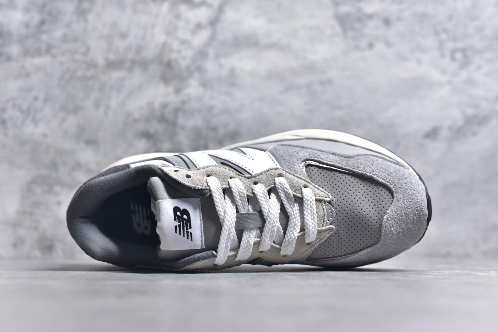 图片[4]-#＃福利特价 New Balance/新百伦 NB5740系列 复古休闲运动跑鞋 特别以1988年首度面世的经典574作为设计蓝本 保留574简约易衬的80s鞋型轮廓 同时再加以向90年代特立独行的抢眼美学致敬 凭借多种严选的优质素材重塑出让人耳目一新又充满层次感的革新中低结构 另一方面 为呼应90年代的巨大化潮流 鞋侧也点题采用了相应的巨大化N字Logo 并且加上反光细节点缀 再结合同样启发自574并经过改良的抓地鞋底 可谓集结两大年代的注目设计元素 尺码：36 36.5 37 37.5 38 38.5 39 40 40.5 41 42 42.5 43 44 45-选品中心