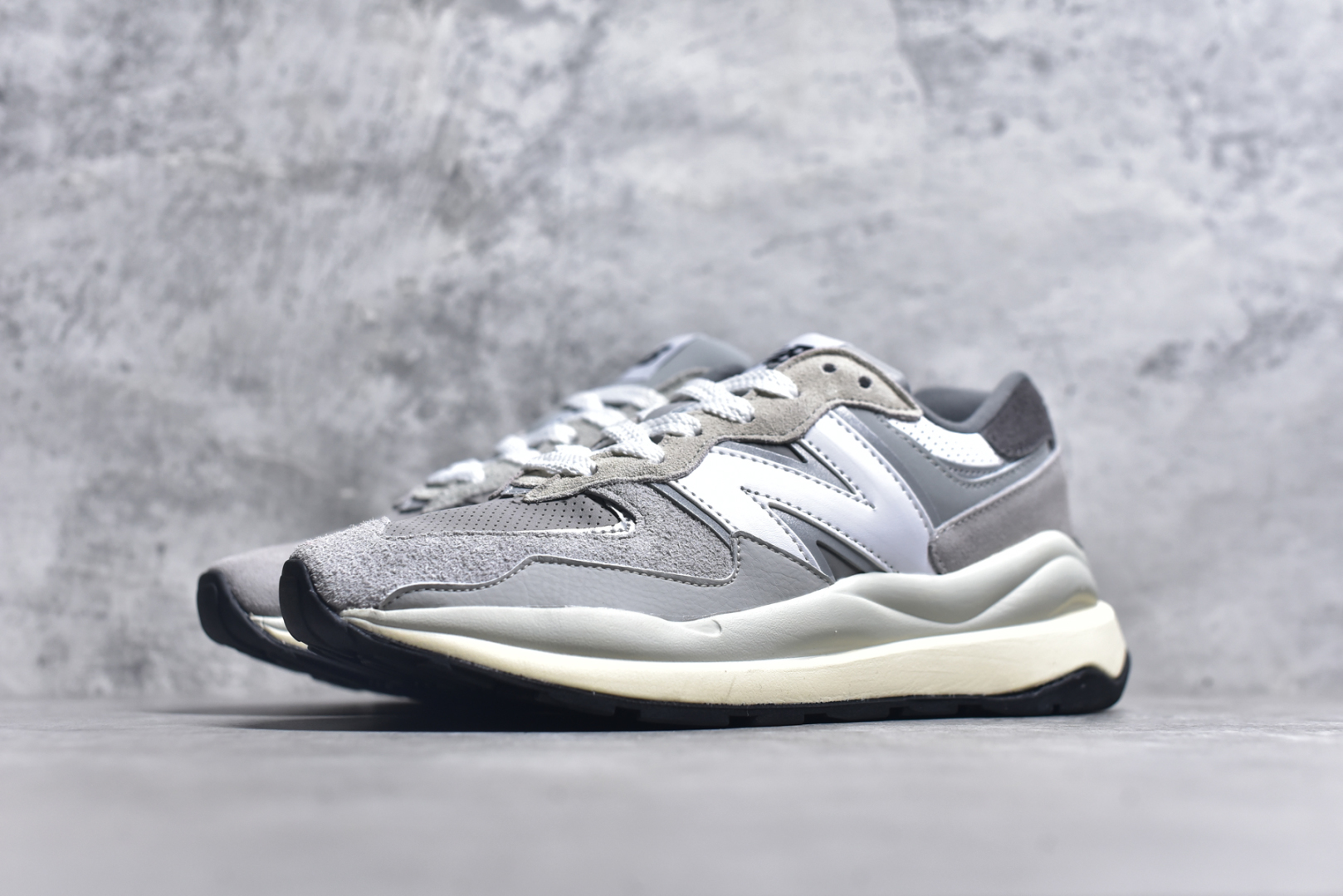 图片[2]-#＃福利特价 New Balance/新百伦 NB5740系列 复古休闲运动跑鞋 特别以1988年首度面世的经典574作为设计蓝本 保留574简约易衬的80s鞋型轮廓 同时再加以向90年代特立独行的抢眼美学致敬 凭借多种严选的优质素材重塑出让人耳目一新又充满层次感的革新中低结构 另一方面 为呼应90年代的巨大化潮流 鞋侧也点题采用了相应的巨大化N字Logo 并且加上反光细节点缀 再结合同样启发自574并经过改良的抓地鞋底 可谓集结两大年代的注目设计元素 尺码：36 36.5 37 37.5 38 38.5 39 40 40.5 41 42 42.5 43 44 45-选品中心