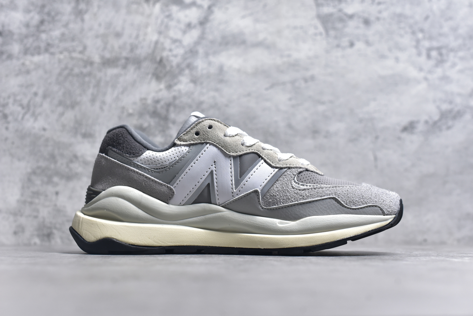 图片[3]-#＃福利特价 New Balance/新百伦 NB5740系列 复古休闲运动跑鞋 特别以1988年首度面世的经典574作为设计蓝本 保留574简约易衬的80s鞋型轮廓 同时再加以向90年代特立独行的抢眼美学致敬 凭借多种严选的优质素材重塑出让人耳目一新又充满层次感的革新中低结构 另一方面 为呼应90年代的巨大化潮流 鞋侧也点题采用了相应的巨大化N字Logo 并且加上反光细节点缀 再结合同样启发自574并经过改良的抓地鞋底 可谓集结两大年代的注目设计元素 尺码：36 36.5 37 37.5 38 38.5 39 40 40.5 41 42 42.5 43 44 45-选品中心