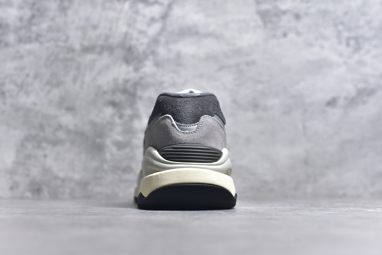 图片[5]-#＃福利特价 New Balance/新百伦 NB5740系列 复古休闲运动跑鞋 特别以1988年首度面世的经典574作为设计蓝本 保留574简约易衬的80s鞋型轮廓 同时再加以向90年代特立独行的抢眼美学致敬 凭借多种严选的优质素材重塑出让人耳目一新又充满层次感的革新中低结构 另一方面 为呼应90年代的巨大化潮流 鞋侧也点题采用了相应的巨大化N字Logo 并且加上反光细节点缀 再结合同样启发自574并经过改良的抓地鞋底 可谓集结两大年代的注目设计元素 尺码：36 36.5 37 37.5 38 38.5 39 40 40.5 41 42 42.5 43 44 45-选品中心
