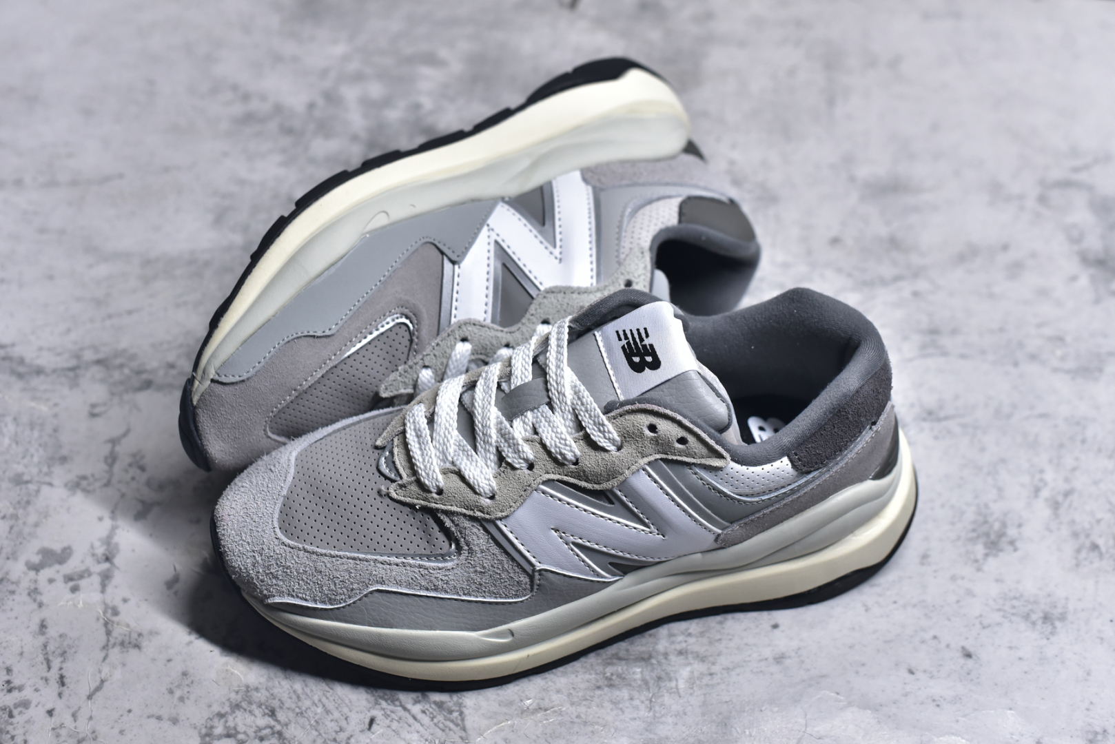 图片[7]-#＃福利特价 New Balance/新百伦 NB5740系列 复古休闲运动跑鞋 特别以1988年首度面世的经典574作为设计蓝本 保留574简约易衬的80s鞋型轮廓 同时再加以向90年代特立独行的抢眼美学致敬 凭借多种严选的优质素材重塑出让人耳目一新又充满层次感的革新中低结构 另一方面 为呼应90年代的巨大化潮流 鞋侧也点题采用了相应的巨大化N字Logo 并且加上反光细节点缀 再结合同样启发自574并经过改良的抓地鞋底 可谓集结两大年代的注目设计元素 尺码：36 36.5 37 37.5 38 38.5 39 40 40.5 41 42 42.5 43 44 45-选品中心