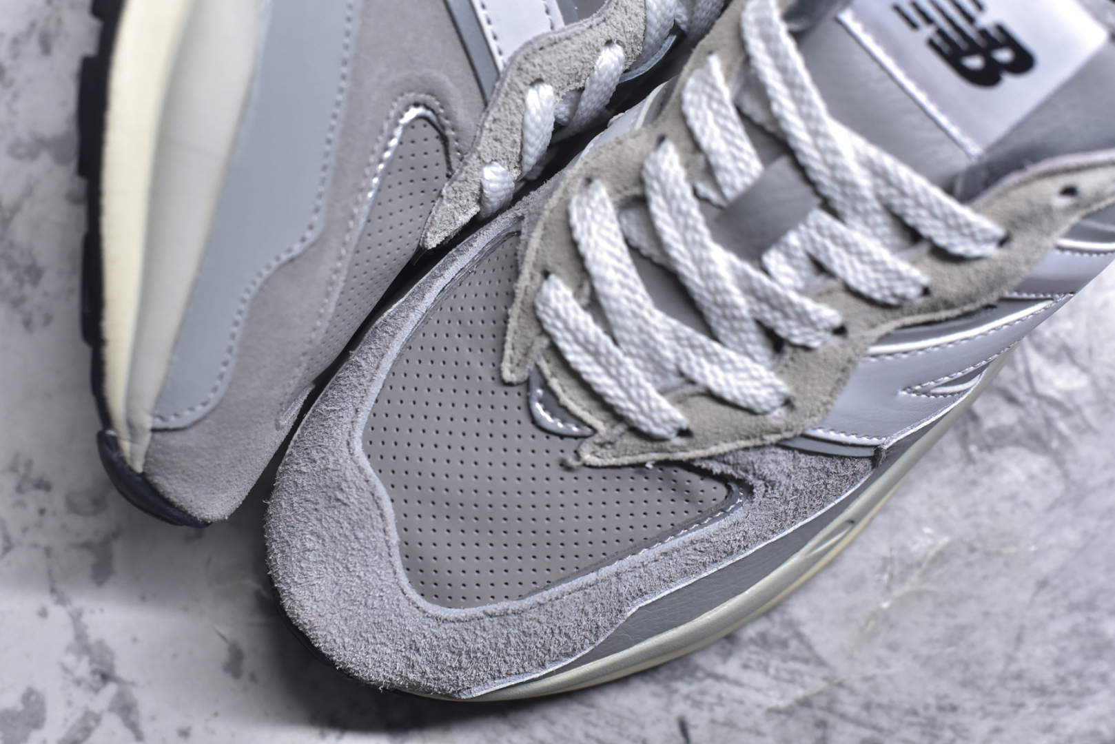图片[8]-#＃福利特价 New Balance/新百伦 NB5740系列 复古休闲运动跑鞋 特别以1988年首度面世的经典574作为设计蓝本 保留574简约易衬的80s鞋型轮廓 同时再加以向90年代特立独行的抢眼美学致敬 凭借多种严选的优质素材重塑出让人耳目一新又充满层次感的革新中低结构 另一方面 为呼应90年代的巨大化潮流 鞋侧也点题采用了相应的巨大化N字Logo 并且加上反光细节点缀 再结合同样启发自574并经过改良的抓地鞋底 可谓集结两大年代的注目设计元素 尺码：36 36.5 37 37.5 38 38.5 39 40 40.5 41 42 42.5 43 44 45-选品中心
