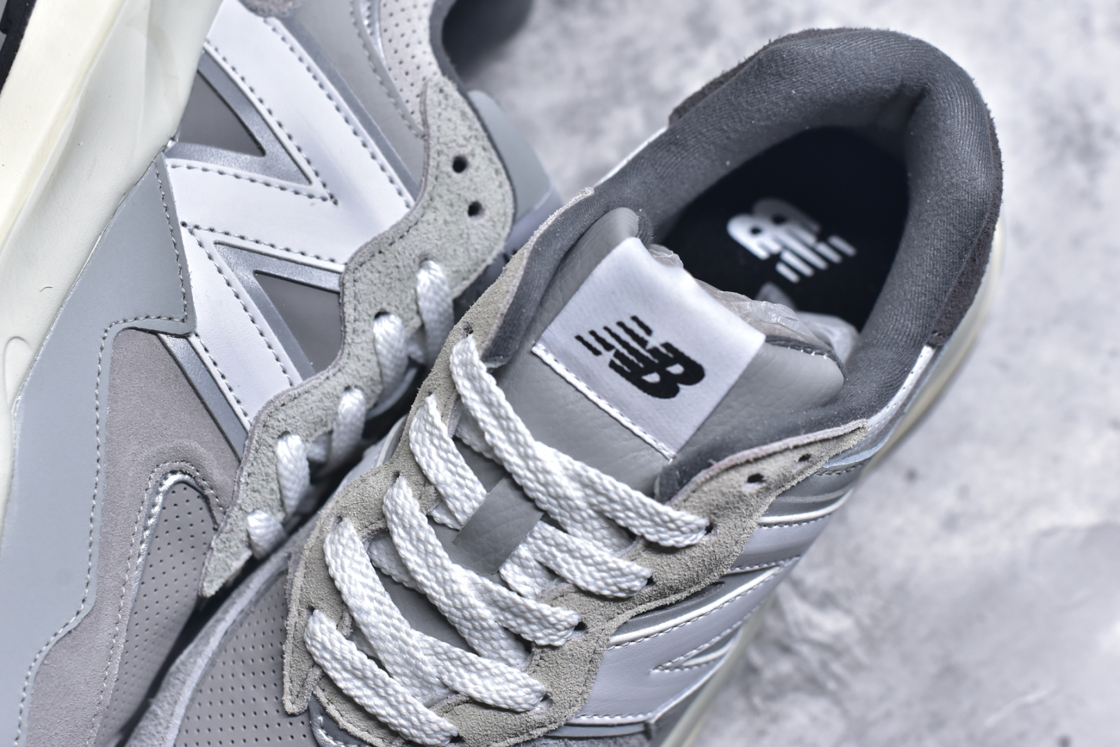 图片[9]-#＃福利特价 New Balance/新百伦 NB5740系列 复古休闲运动跑鞋 特别以1988年首度面世的经典574作为设计蓝本 保留574简约易衬的80s鞋型轮廓 同时再加以向90年代特立独行的抢眼美学致敬 凭借多种严选的优质素材重塑出让人耳目一新又充满层次感的革新中低结构 另一方面 为呼应90年代的巨大化潮流 鞋侧也点题采用了相应的巨大化N字Logo 并且加上反光细节点缀 再结合同样启发自574并经过改良的抓地鞋底 可谓集结两大年代的注目设计元素 尺码：36 36.5 37 37.5 38 38.5 39 40 40.5 41 42 42.5 43 44 45-选品中心