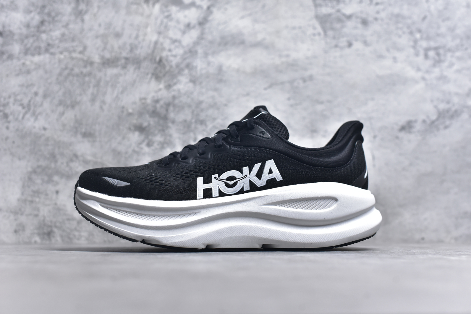 #HOKA ONE ONE Bondi 9 机能缓震跑鞋 1162011 GYBU #鞋面部分采用工程网眼面料，可以确保必要的透气性能。使用了全新的莱卡橡筋，这大大提升了鞋面的硬度，由此增加鞋面的支撑性能。后掌33mm、前掌29mm的超厚Soft EVA中底，比传统的EVA材料还要柔软30%尺码 36 36.5 37 38 38.5 39 40 40.5 41 42 42.5 43 44 44.5 45-选品中心