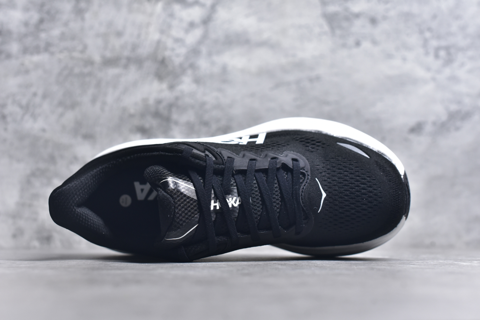 图片[4]-#HOKA ONE ONE Bondi 9 机能缓震跑鞋 1162011 GYBU #鞋面部分采用工程网眼面料，可以确保必要的透气性能。使用了全新的莱卡橡筋，这大大提升了鞋面的硬度，由此增加鞋面的支撑性能。后掌33mm、前掌29mm的超厚Soft EVA中底，比传统的EVA材料还要柔软30%尺码 36 36.5 37 38 38.5 39 40 40.5 41 42 42.5 43 44 44.5 45-选品中心