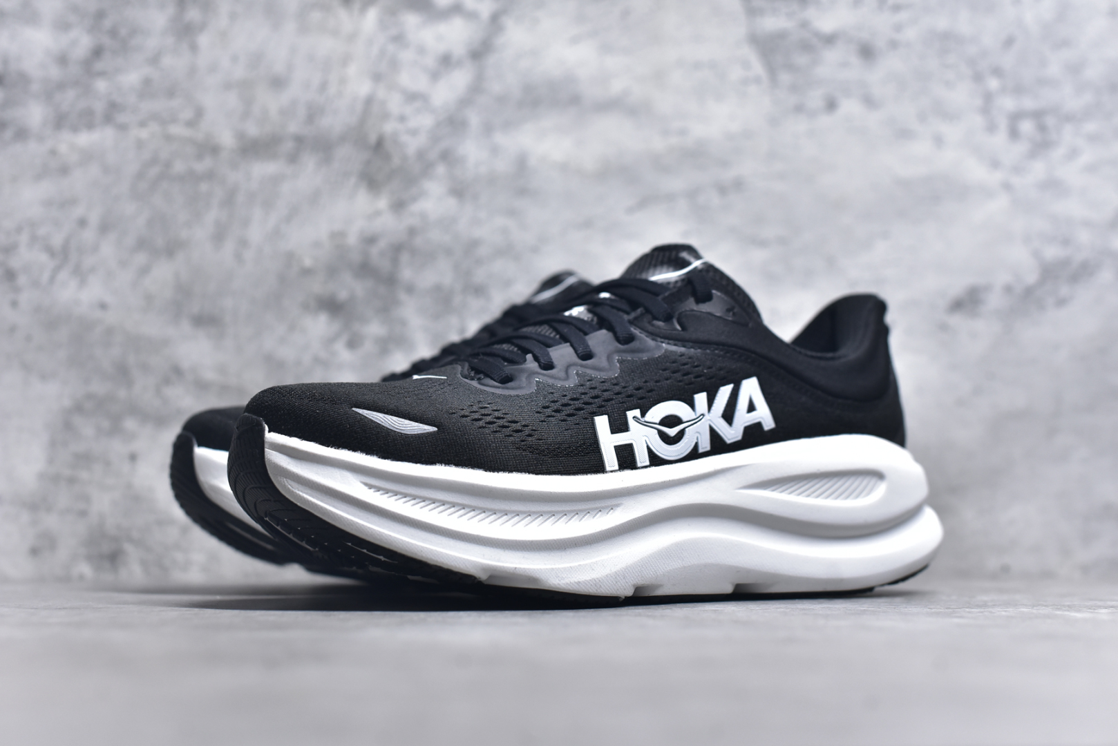 图片[2]-#HOKA ONE ONE Bondi 9 机能缓震跑鞋 1162011 GYBU #鞋面部分采用工程网眼面料，可以确保必要的透气性能。使用了全新的莱卡橡筋，这大大提升了鞋面的硬度，由此增加鞋面的支撑性能。后掌33mm、前掌29mm的超厚Soft EVA中底，比传统的EVA材料还要柔软30%尺码 36 36.5 37 38 38.5 39 40 40.5 41 42 42.5 43 44 44.5 45-选品中心