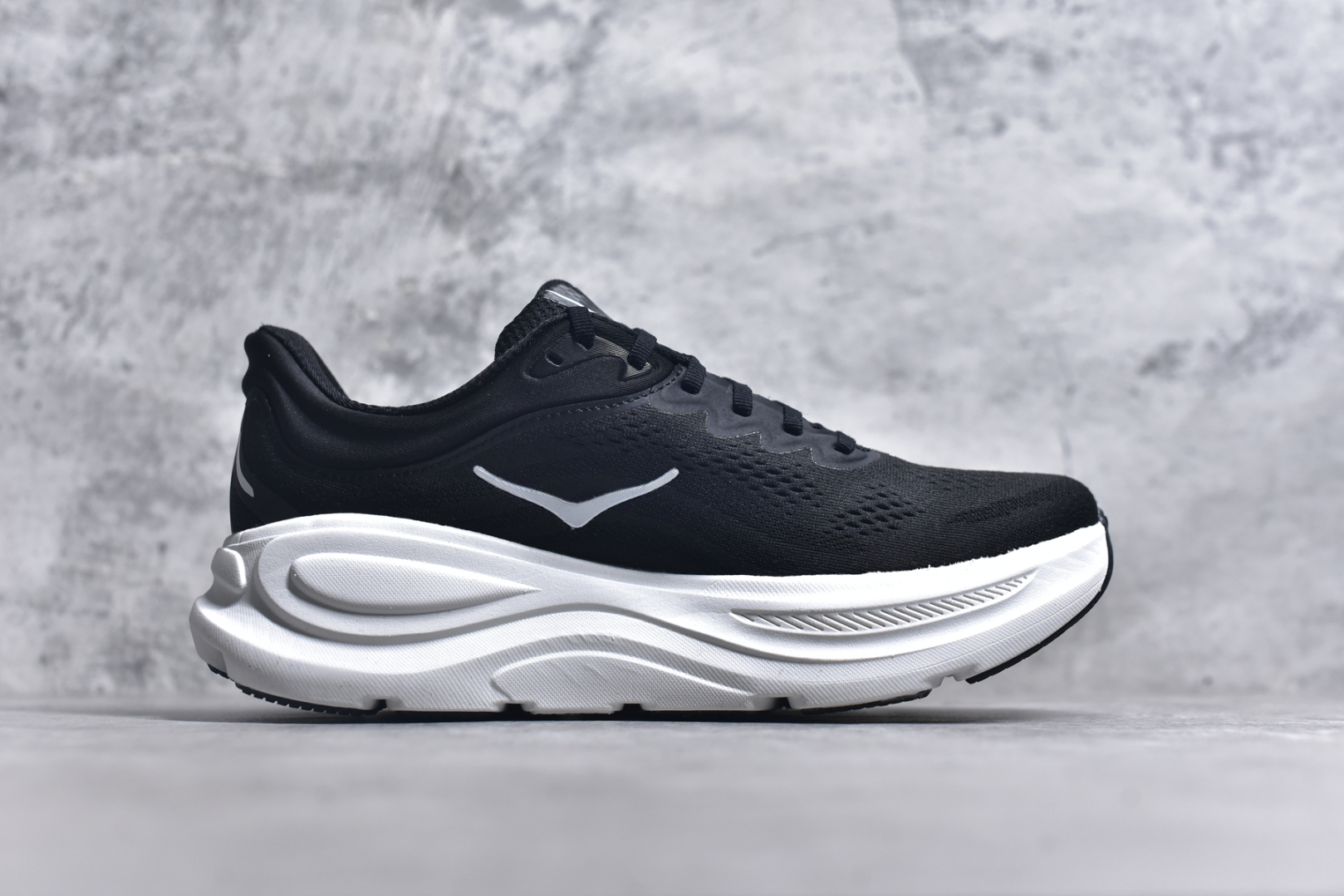 图片[3]-#HOKA ONE ONE Bondi 9 机能缓震跑鞋 1162011 GYBU #鞋面部分采用工程网眼面料，可以确保必要的透气性能。使用了全新的莱卡橡筋，这大大提升了鞋面的硬度，由此增加鞋面的支撑性能。后掌33mm、前掌29mm的超厚Soft EVA中底，比传统的EVA材料还要柔软30%尺码 36 36.5 37 38 38.5 39 40 40.5 41 42 42.5 43 44 44.5 45-选品中心