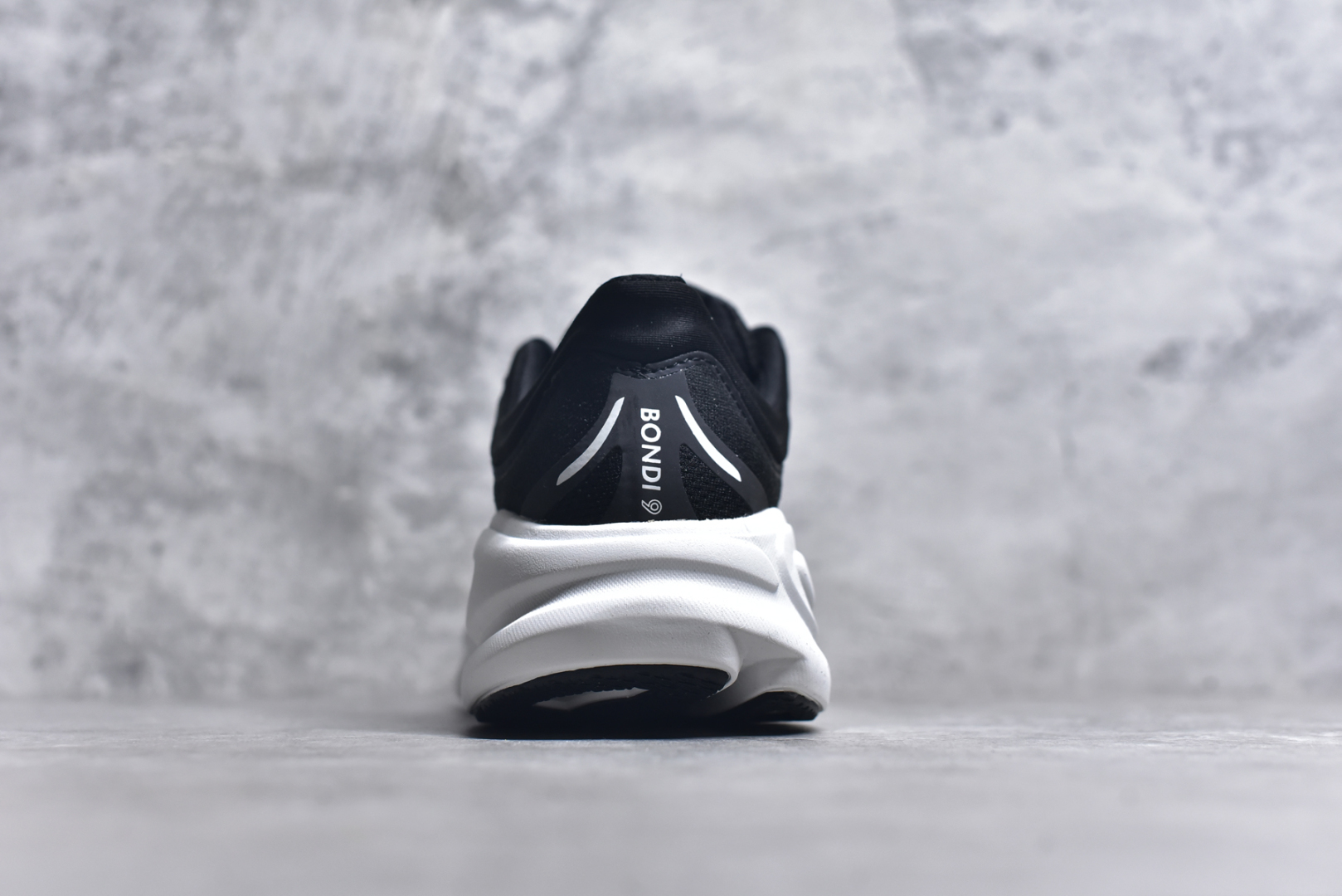 图片[5]-#HOKA ONE ONE Bondi 9 机能缓震跑鞋 1162011 GYBU #鞋面部分采用工程网眼面料，可以确保必要的透气性能。使用了全新的莱卡橡筋，这大大提升了鞋面的硬度，由此增加鞋面的支撑性能。后掌33mm、前掌29mm的超厚Soft EVA中底，比传统的EVA材料还要柔软30%尺码 36 36.5 37 38 38.5 39 40 40.5 41 42 42.5 43 44 44.5 45-选品中心