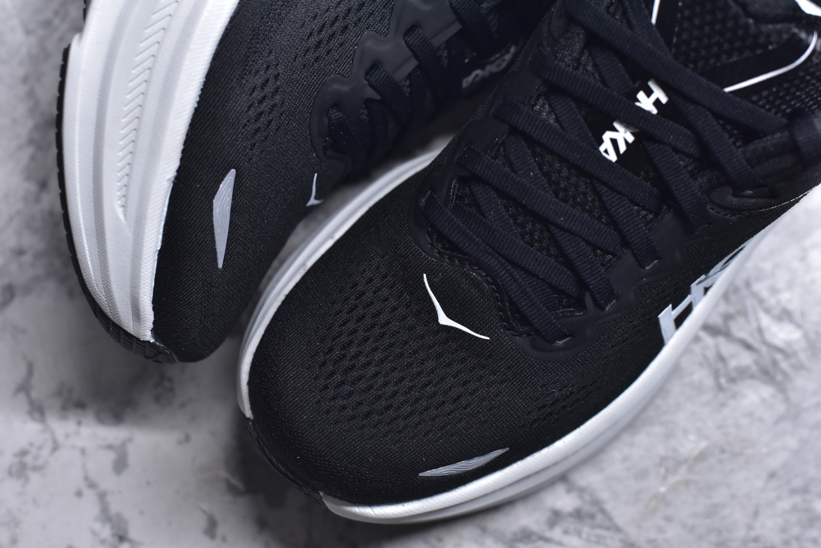 图片[8]-#HOKA ONE ONE Bondi 9 机能缓震跑鞋 1162011 GYBU #鞋面部分采用工程网眼面料，可以确保必要的透气性能。使用了全新的莱卡橡筋，这大大提升了鞋面的硬度，由此增加鞋面的支撑性能。后掌33mm、前掌29mm的超厚Soft EVA中底，比传统的EVA材料还要柔软30%尺码 36 36.5 37 38 38.5 39 40 40.5 41 42 42.5 43 44 44.5 45-选品中心
