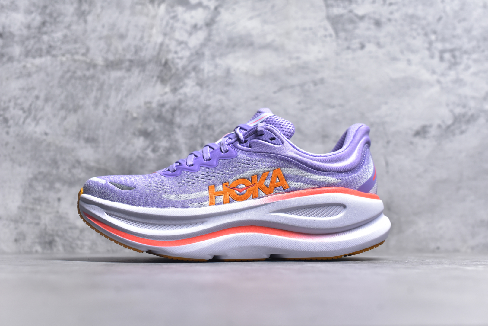 #HOKA ONE ONE Bondi 9 机能缓震跑鞋 #鞋面部分采用工程网眼面料，可以确保必要的透气性能。使用了全新的莱卡橡筋，这大大提升了鞋面的硬度，由此增加鞋面的支撑性能。后掌33mm、前掌29mm的超厚Soft EVA中底，比传统的EVA材料还要柔软30% 货号 紫色1162014/ AGH 尺码 36 36.5 37 38 38.5 39 40-选品中心