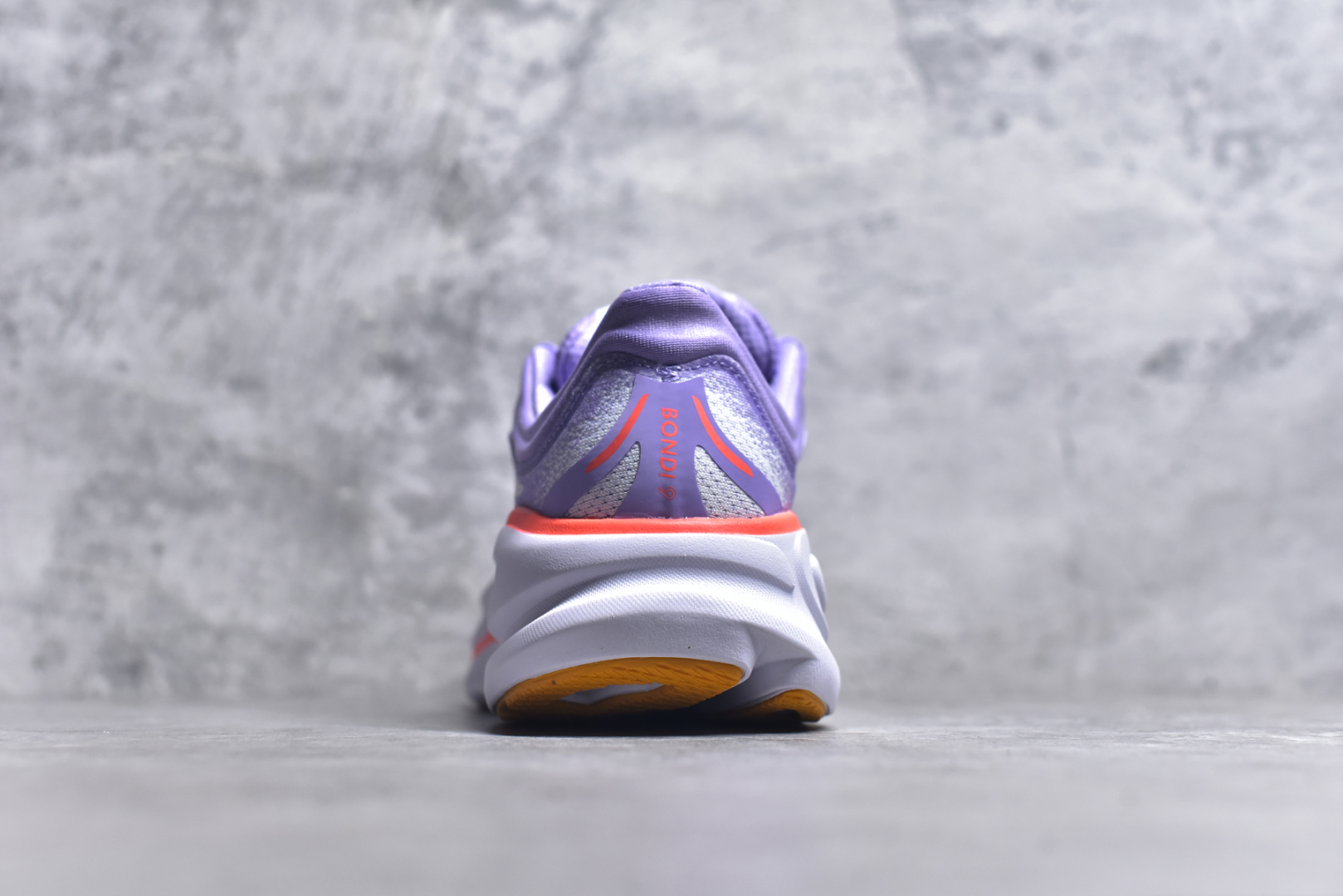 图片[5]-#HOKA ONE ONE Bondi 9 机能缓震跑鞋 #鞋面部分采用工程网眼面料，可以确保必要的透气性能。使用了全新的莱卡橡筋，这大大提升了鞋面的硬度，由此增加鞋面的支撑性能。后掌33mm、前掌29mm的超厚Soft EVA中底，比传统的EVA材料还要柔软30% 货号 紫色1162014/ AGH 尺码 36 36.5 37 38 38.5 39 40-选品中心