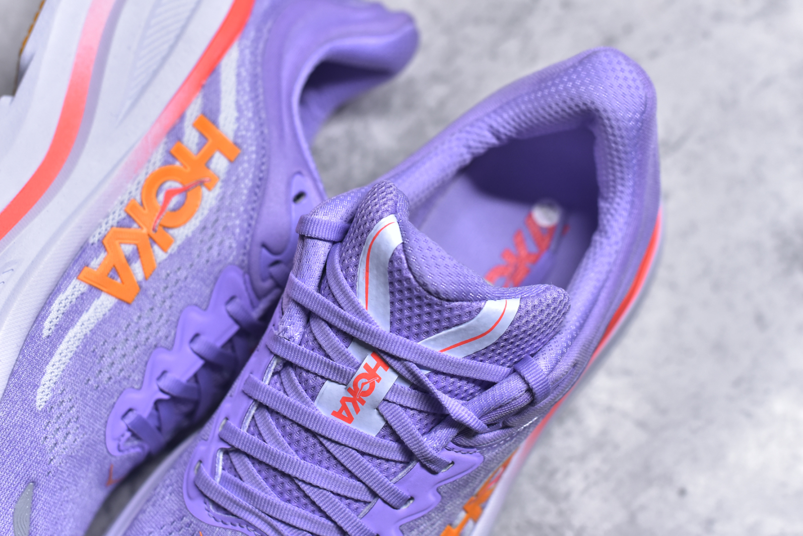图片[9]-#HOKA ONE ONE Bondi 9 机能缓震跑鞋 #鞋面部分采用工程网眼面料，可以确保必要的透气性能。使用了全新的莱卡橡筋，这大大提升了鞋面的硬度，由此增加鞋面的支撑性能。后掌33mm、前掌29mm的超厚Soft EVA中底，比传统的EVA材料还要柔软30% 货号 紫色1162014/ AGH 尺码 36 36.5 37 38 38.5 39 40-选品中心