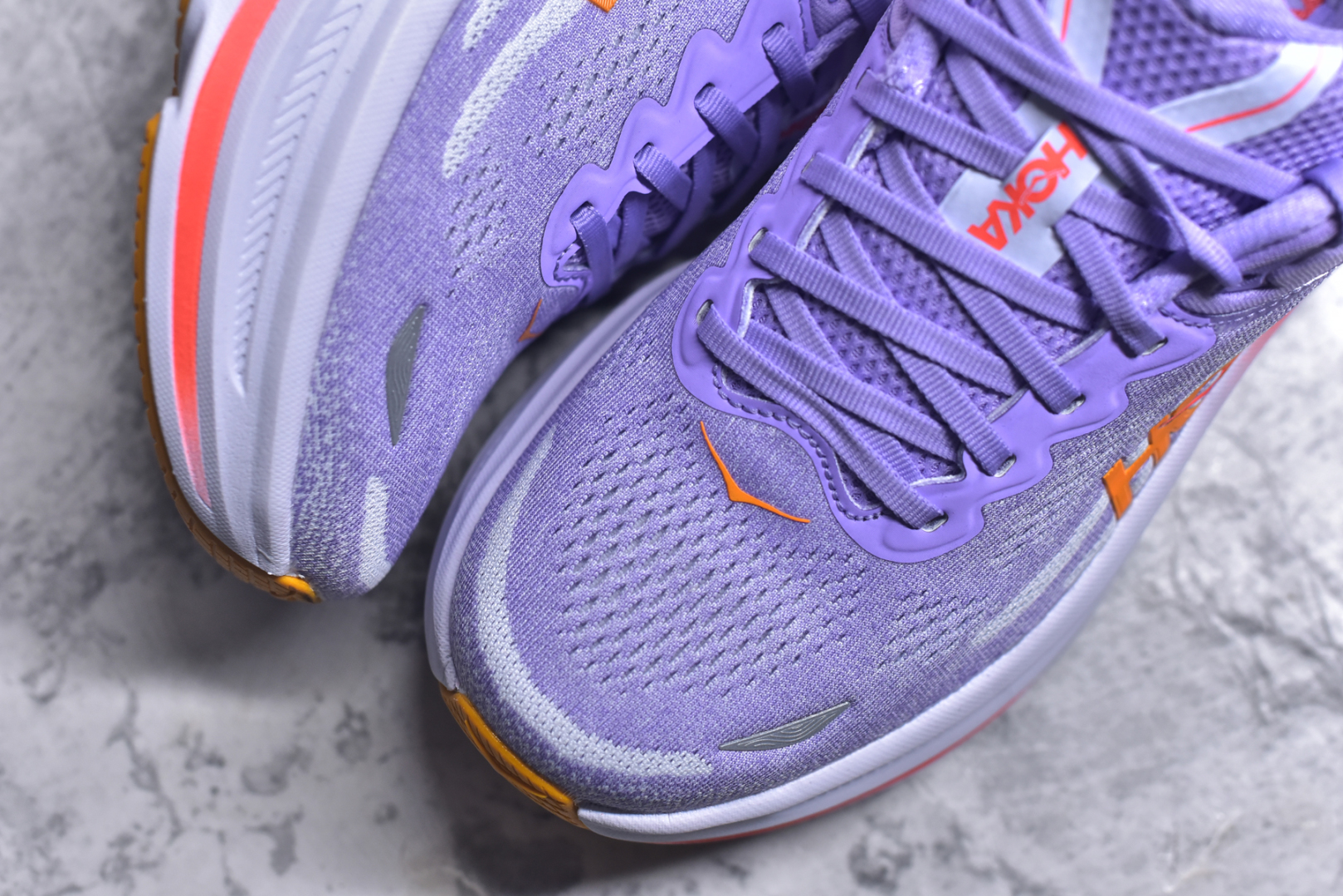 图片[8]-#HOKA ONE ONE Bondi 9 机能缓震跑鞋 #鞋面部分采用工程网眼面料，可以确保必要的透气性能。使用了全新的莱卡橡筋，这大大提升了鞋面的硬度，由此增加鞋面的支撑性能。后掌33mm、前掌29mm的超厚Soft EVA中底，比传统的EVA材料还要柔软30% 货号 紫色1162014/ AGH 尺码 36 36.5 37 38 38.5 39 40-选品中心
