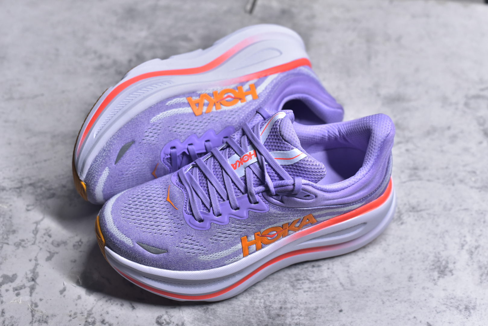 图片[7]-#HOKA ONE ONE Bondi 9 机能缓震跑鞋 #鞋面部分采用工程网眼面料，可以确保必要的透气性能。使用了全新的莱卡橡筋，这大大提升了鞋面的硬度，由此增加鞋面的支撑性能。后掌33mm、前掌29mm的超厚Soft EVA中底，比传统的EVA材料还要柔软30% 货号 紫色1162014/ AGH 尺码 36 36.5 37 38 38.5 39 40-选品中心