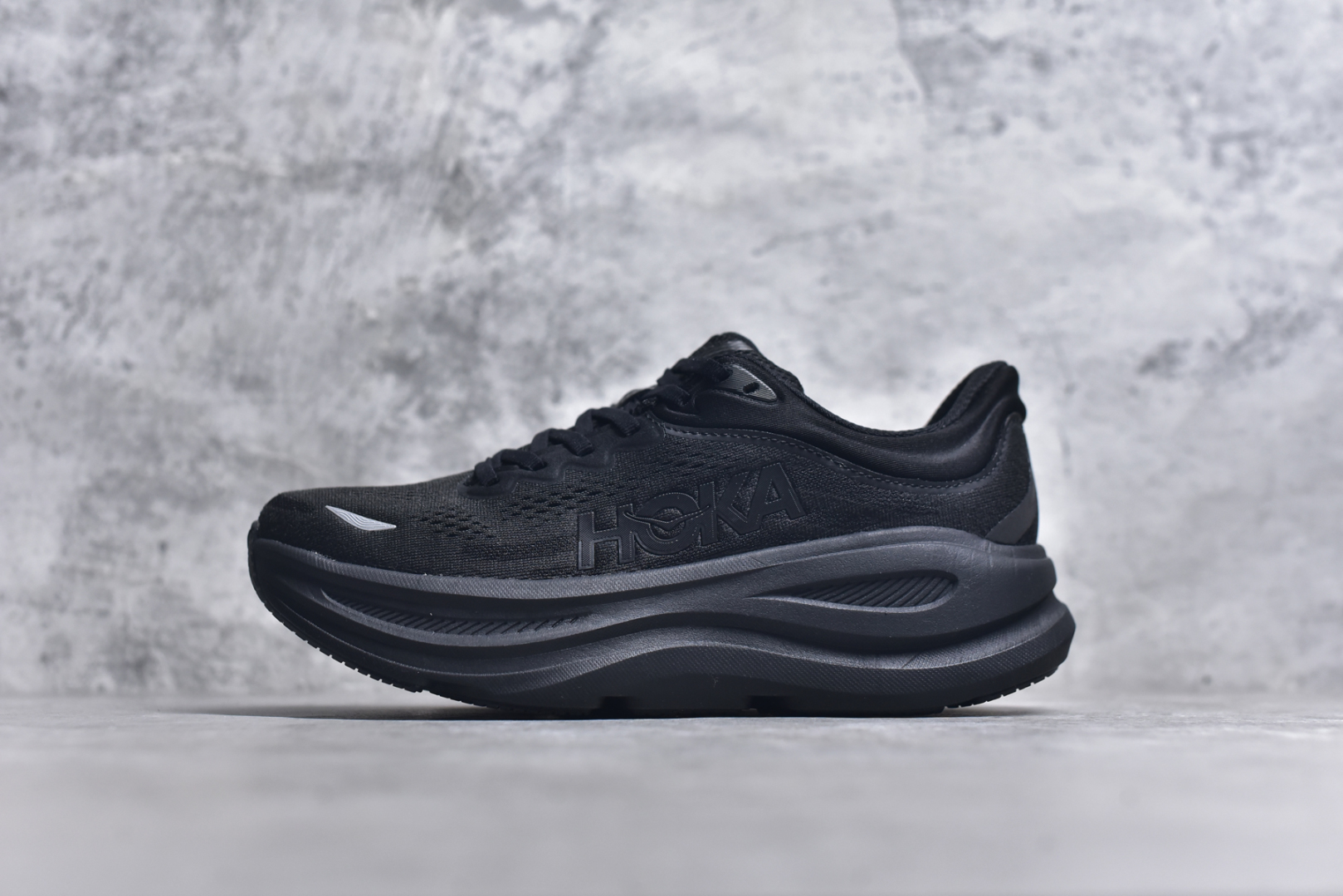 #HOKA ONE ONE Bondi 9 机能缓震跑鞋 #鞋面部分采用工程网眼面料，可以确保必要的透气性能。使用了全新的莱卡橡筋，这大大提升了鞋面的硬度，由此增加鞋面的支撑性能。后掌33mm、前掌29mm的超厚Soft EVA中底，比传统的EVA材料还要柔软30% 货号 黑色1162014/ BBLC尺码 36 36.5 37 38 38.5 39 40 40.5 41 42 42.5 43 44 44.5 45-选品中心
