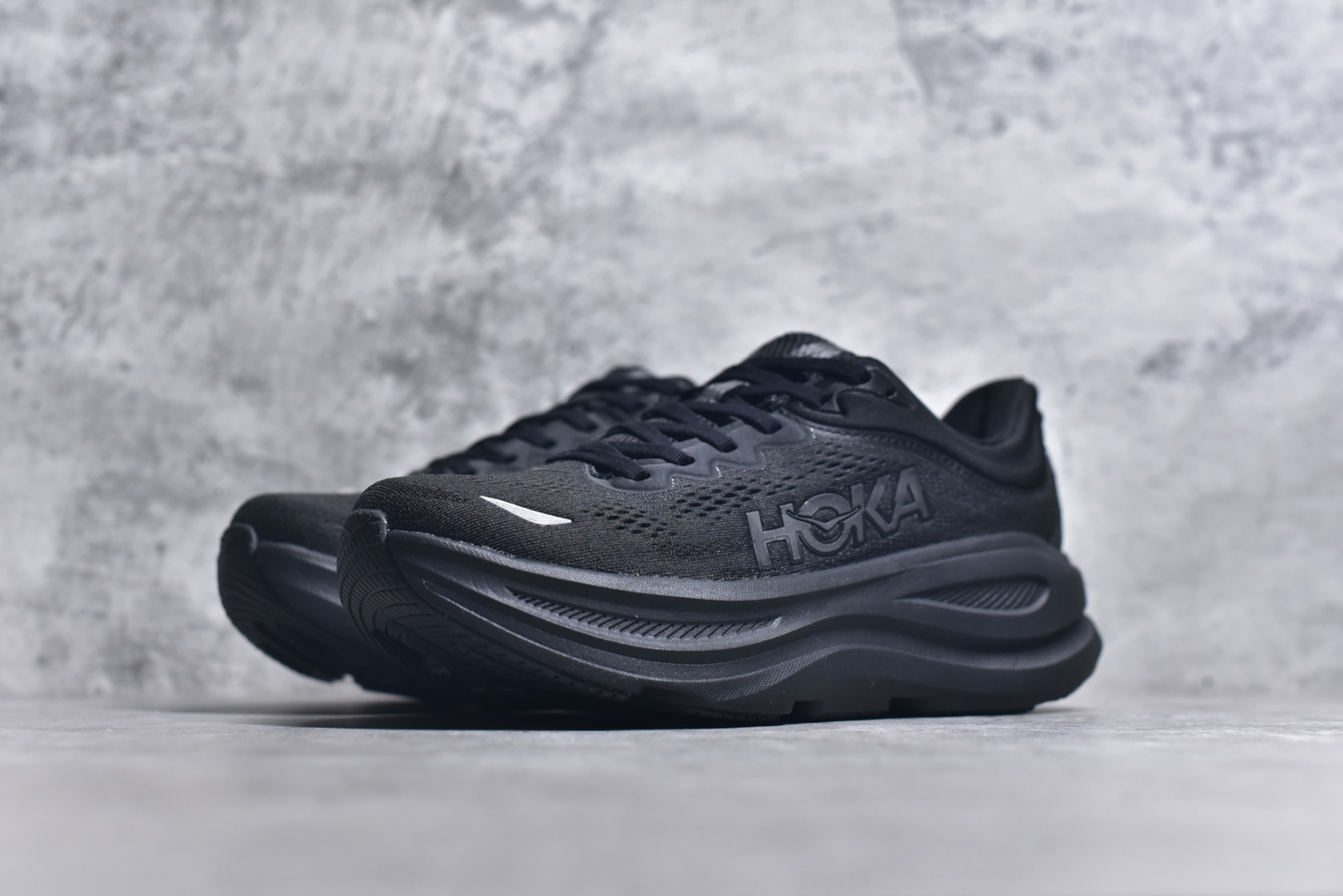 图片[2]-#HOKA ONE ONE Bondi 9 机能缓震跑鞋 #鞋面部分采用工程网眼面料，可以确保必要的透气性能。使用了全新的莱卡橡筋，这大大提升了鞋面的硬度，由此增加鞋面的支撑性能。后掌33mm、前掌29mm的超厚Soft EVA中底，比传统的EVA材料还要柔软30% 货号 黑色1162014/ BBLC尺码 36 36.5 37 38 38.5 39 40 40.5 41 42 42.5 43 44 44.5 45-选品中心