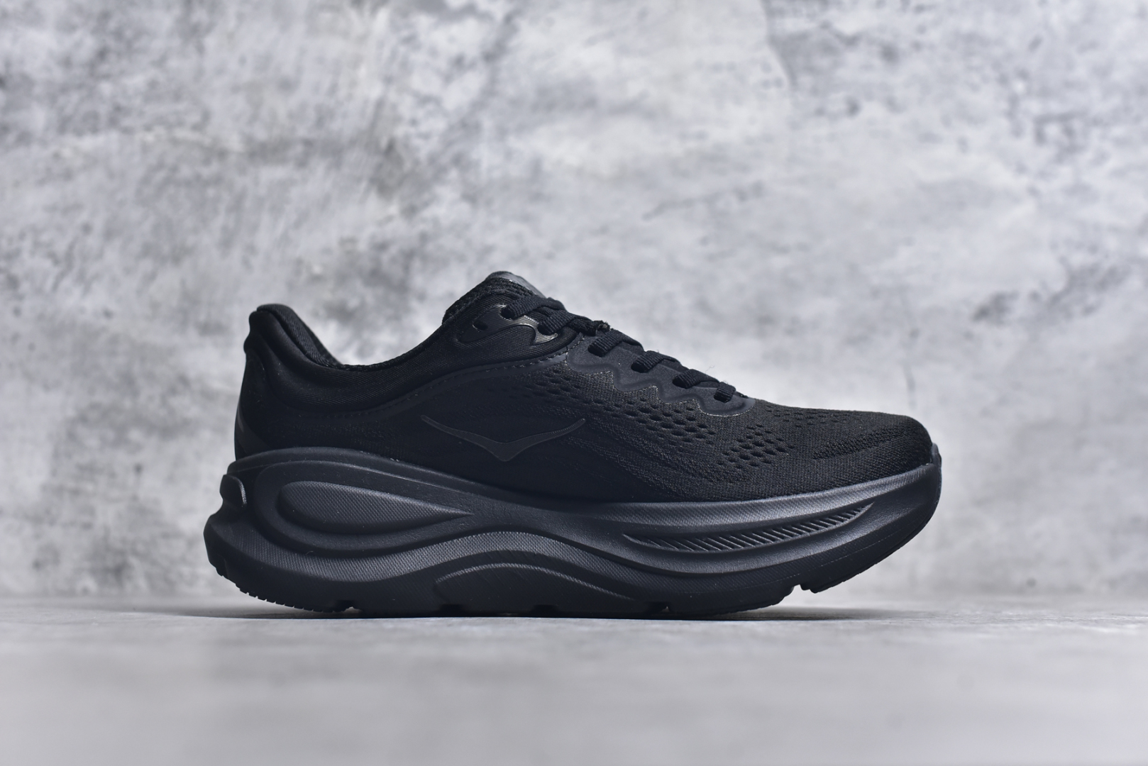 图片[3]-#HOKA ONE ONE Bondi 9 机能缓震跑鞋 #鞋面部分采用工程网眼面料，可以确保必要的透气性能。使用了全新的莱卡橡筋，这大大提升了鞋面的硬度，由此增加鞋面的支撑性能。后掌33mm、前掌29mm的超厚Soft EVA中底，比传统的EVA材料还要柔软30% 货号 黑色1162014/ BBLC尺码 36 36.5 37 38 38.5 39 40 40.5 41 42 42.5 43 44 44.5 45-选品中心