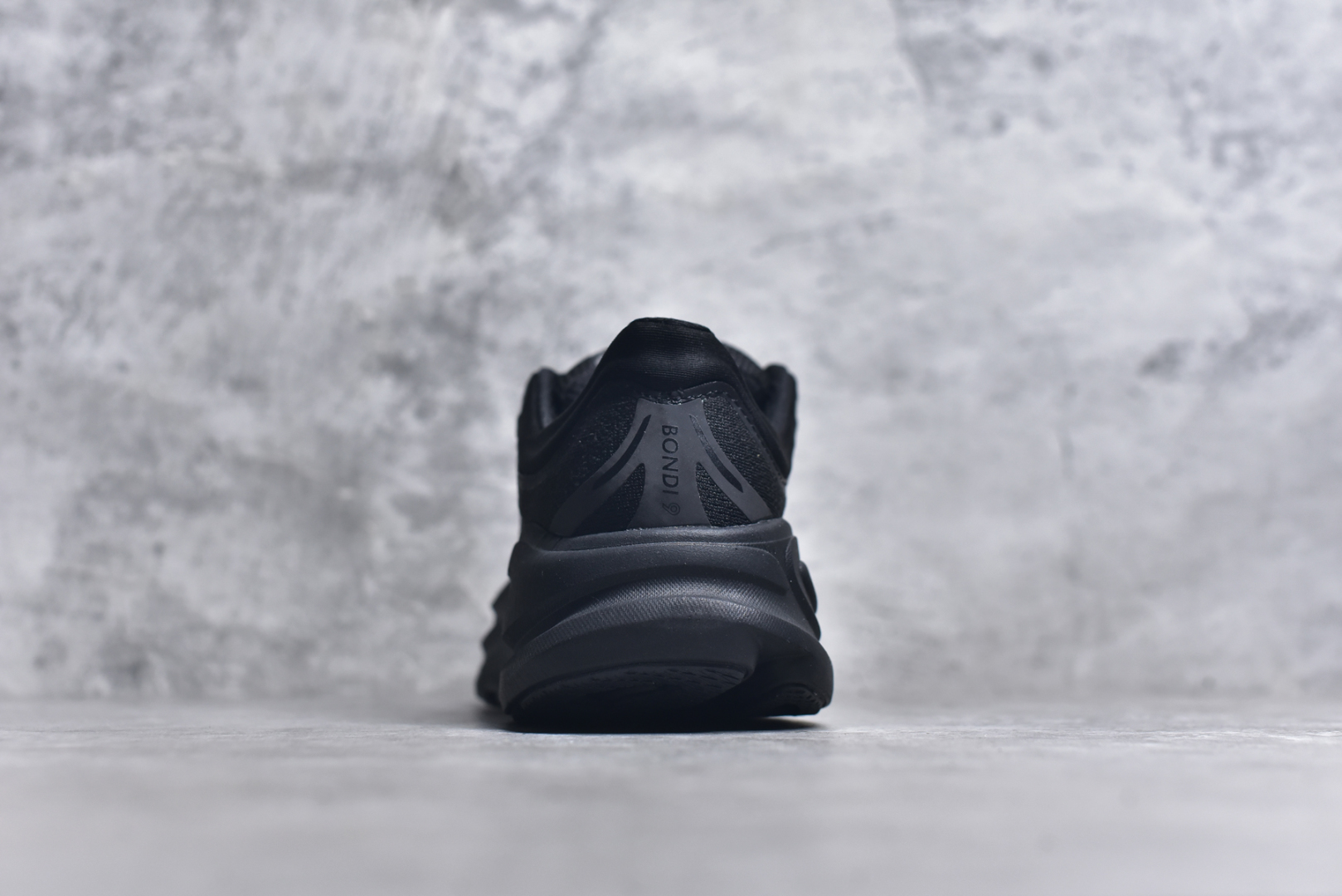 图片[5]-#HOKA ONE ONE Bondi 9 机能缓震跑鞋 #鞋面部分采用工程网眼面料，可以确保必要的透气性能。使用了全新的莱卡橡筋，这大大提升了鞋面的硬度，由此增加鞋面的支撑性能。后掌33mm、前掌29mm的超厚Soft EVA中底，比传统的EVA材料还要柔软30% 货号 黑色1162014/ BBLC尺码 36 36.5 37 38 38.5 39 40 40.5 41 42 42.5 43 44 44.5 45-选品中心