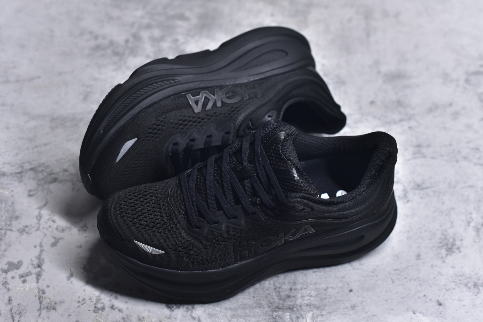 图片[7]-#HOKA ONE ONE Bondi 9 机能缓震跑鞋 #鞋面部分采用工程网眼面料，可以确保必要的透气性能。使用了全新的莱卡橡筋，这大大提升了鞋面的硬度，由此增加鞋面的支撑性能。后掌33mm、前掌29mm的超厚Soft EVA中底，比传统的EVA材料还要柔软30% 货号 黑色1162014/ BBLC尺码 36 36.5 37 38 38.5 39 40 40.5 41 42 42.5 43 44 44.5 45-选品中心