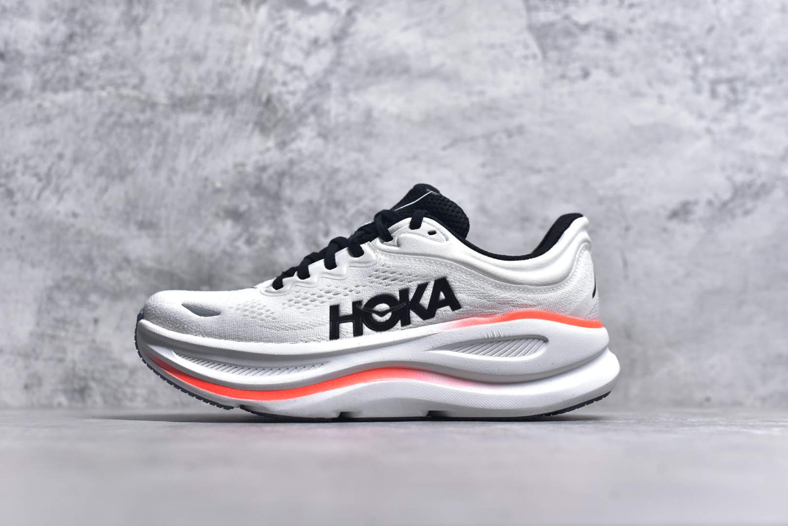 #HOKA ONE ONE Bondi 9 机能缓震跑鞋 鞋面部分采用工程网眼面料，可以确保必要的透气性能。使用了全新的莱卡橡筋，这大大提升了鞋面的硬度，由此增加鞋面的支撑性能。后掌33mm、前掌29mm的超厚Soft EVA中底，比传统的EVA材料还要柔软30% 货号 白色 1162011/ WBLC 尺码 36 36.5 37 38 38.5 39 40 40.5 41 42 42.5 43 44 44.5 45-选品中心