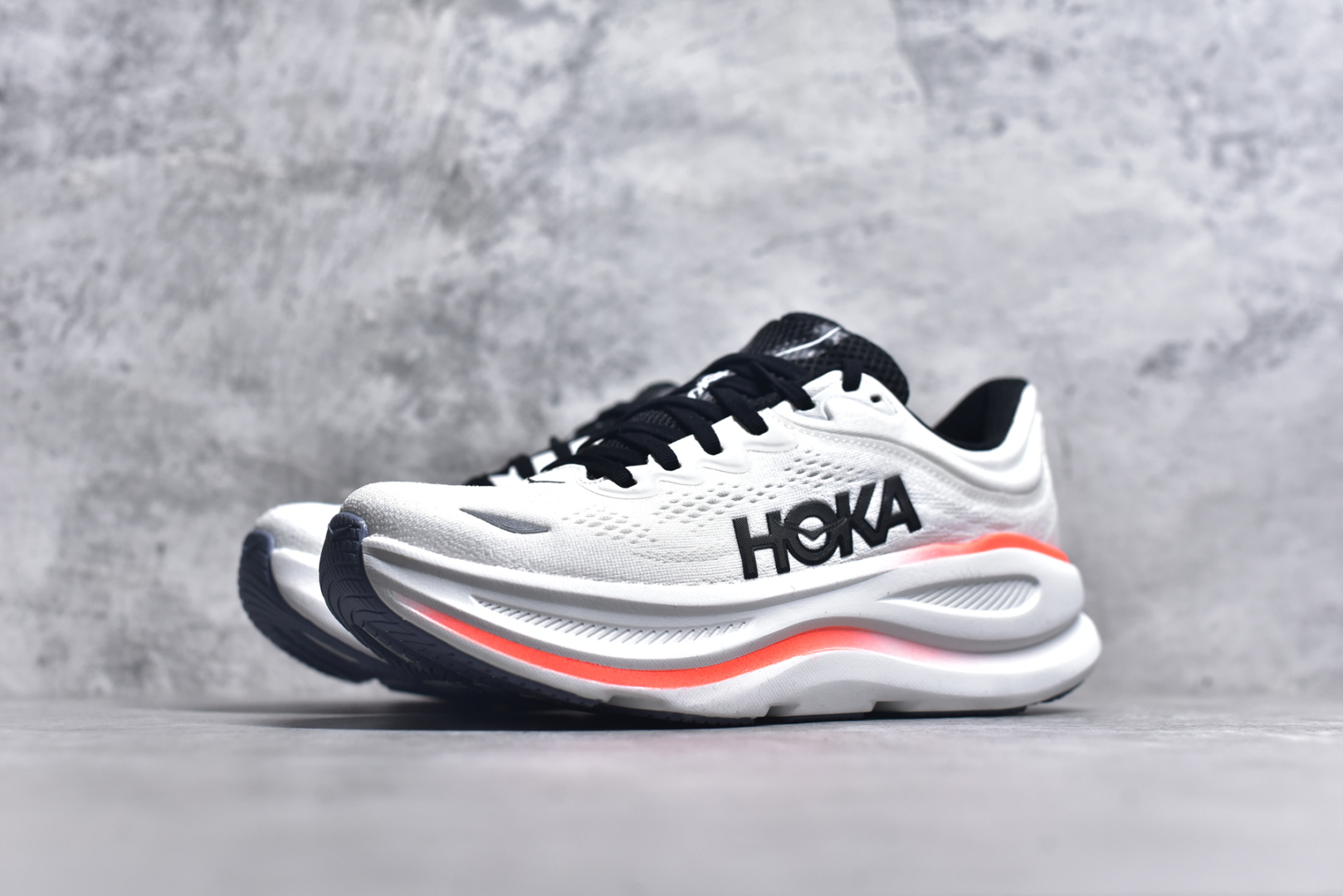 图片[2]-#HOKA ONE ONE Bondi 9 机能缓震跑鞋 鞋面部分采用工程网眼面料，可以确保必要的透气性能。使用了全新的莱卡橡筋，这大大提升了鞋面的硬度，由此增加鞋面的支撑性能。后掌33mm、前掌29mm的超厚Soft EVA中底，比传统的EVA材料还要柔软30% 货号 白色 1162011/ WBLC 尺码 36 36.5 37 38 38.5 39 40 40.5 41 42 42.5 43 44 44.5 45-选品中心