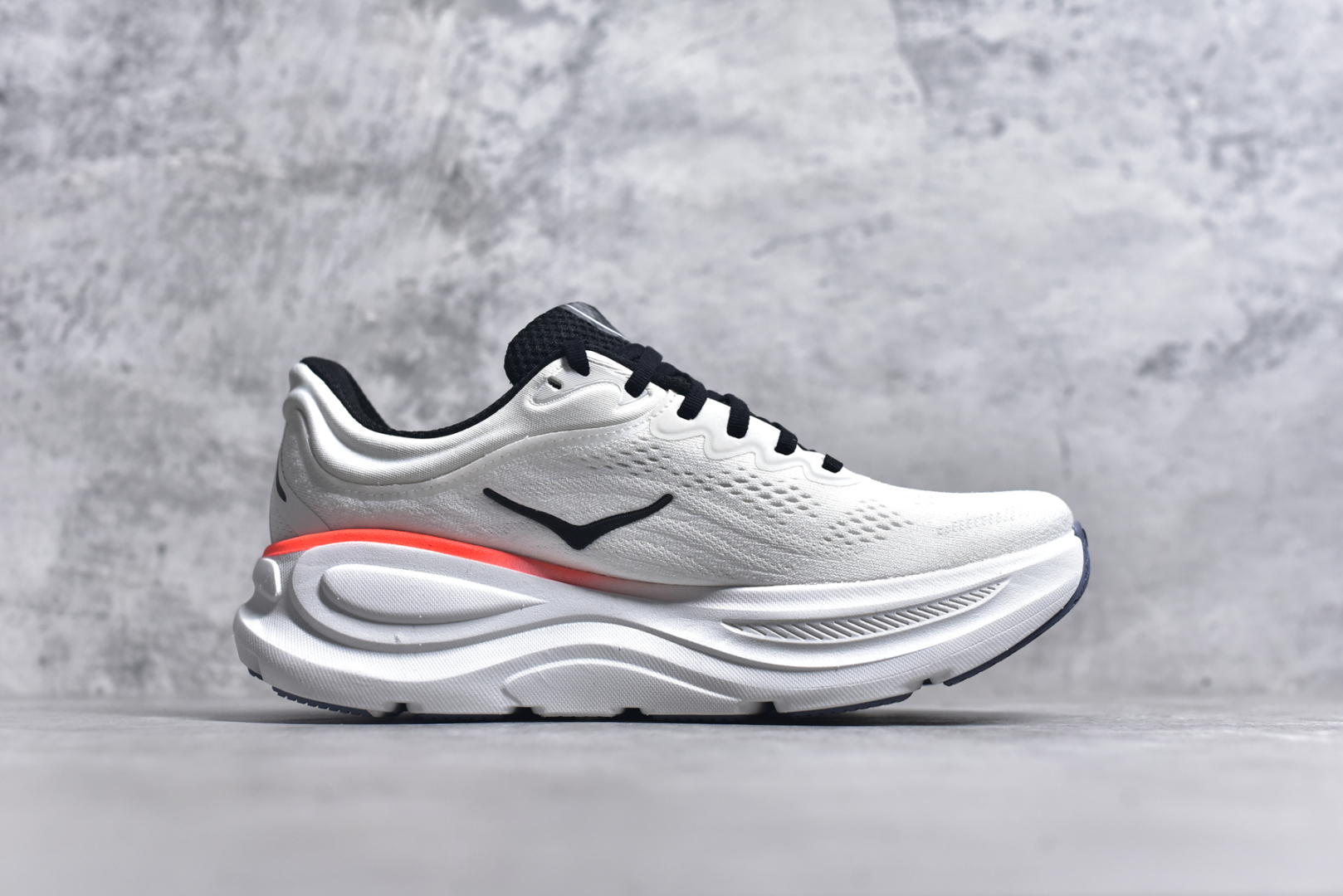 图片[3]-#HOKA ONE ONE Bondi 9 机能缓震跑鞋 鞋面部分采用工程网眼面料，可以确保必要的透气性能。使用了全新的莱卡橡筋，这大大提升了鞋面的硬度，由此增加鞋面的支撑性能。后掌33mm、前掌29mm的超厚Soft EVA中底，比传统的EVA材料还要柔软30% 货号 白色 1162011/ WBLC 尺码 36 36.5 37 38 38.5 39 40 40.5 41 42 42.5 43 44 44.5 45-选品中心