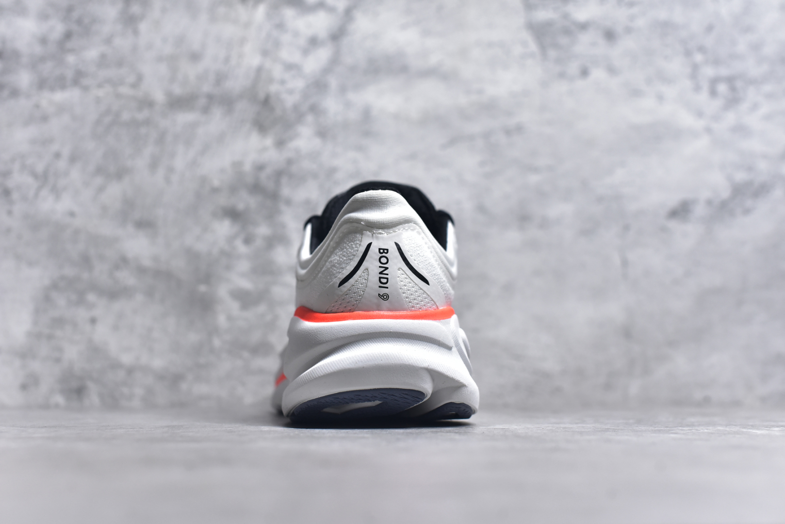 图片[5]-#HOKA ONE ONE Bondi 9 机能缓震跑鞋 鞋面部分采用工程网眼面料，可以确保必要的透气性能。使用了全新的莱卡橡筋，这大大提升了鞋面的硬度，由此增加鞋面的支撑性能。后掌33mm、前掌29mm的超厚Soft EVA中底，比传统的EVA材料还要柔软30% 货号 白色 1162011/ WBLC 尺码 36 36.5 37 38 38.5 39 40 40.5 41 42 42.5 43 44 44.5 45-选品中心