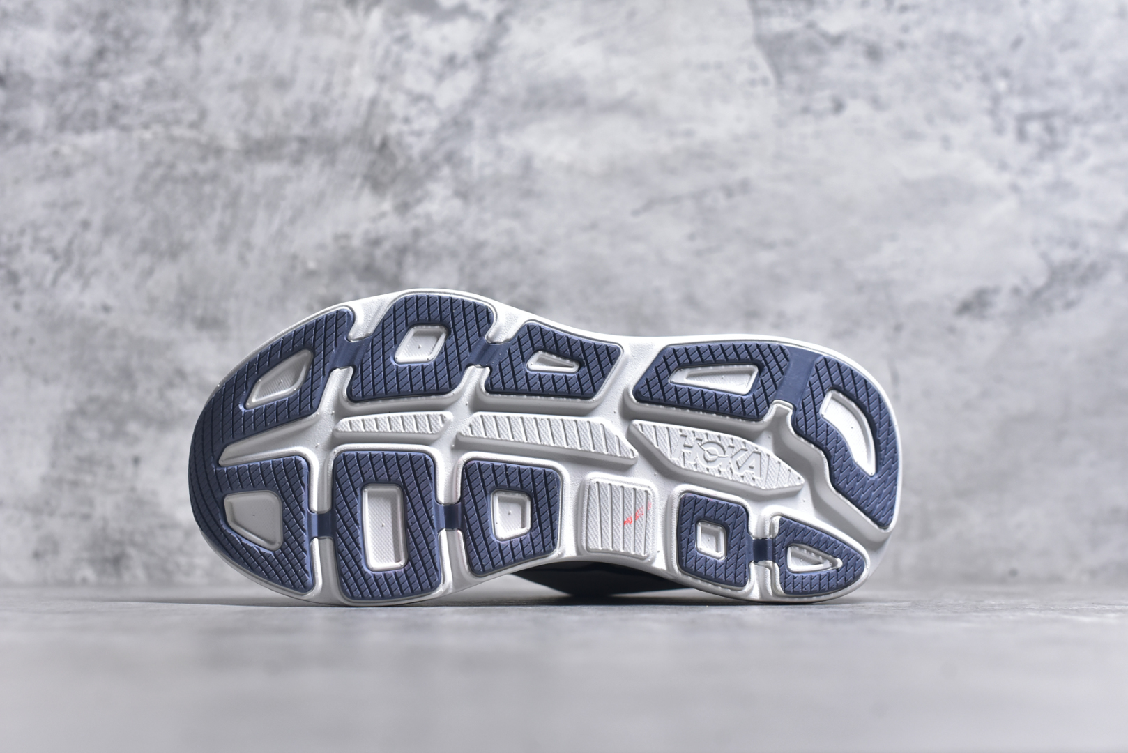 图片[6]-#HOKA ONE ONE Bondi 9 机能缓震跑鞋 鞋面部分采用工程网眼面料，可以确保必要的透气性能。使用了全新的莱卡橡筋，这大大提升了鞋面的硬度，由此增加鞋面的支撑性能。后掌33mm、前掌29mm的超厚Soft EVA中底，比传统的EVA材料还要柔软30% 货号 白色 1162011/ WBLC 尺码 36 36.5 37 38 38.5 39 40 40.5 41 42 42.5 43 44 44.5 45-选品中心