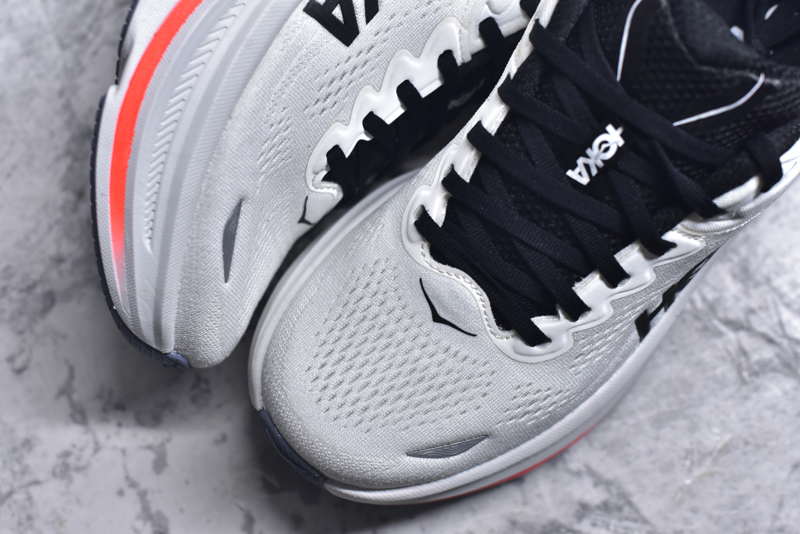 图片[8]-#HOKA ONE ONE Bondi 9 机能缓震跑鞋 鞋面部分采用工程网眼面料，可以确保必要的透气性能。使用了全新的莱卡橡筋，这大大提升了鞋面的硬度，由此增加鞋面的支撑性能。后掌33mm、前掌29mm的超厚Soft EVA中底，比传统的EVA材料还要柔软30% 货号 白色 1162011/ WBLC 尺码 36 36.5 37 38 38.5 39 40 40.5 41 42 42.5 43 44 44.5 45-选品中心