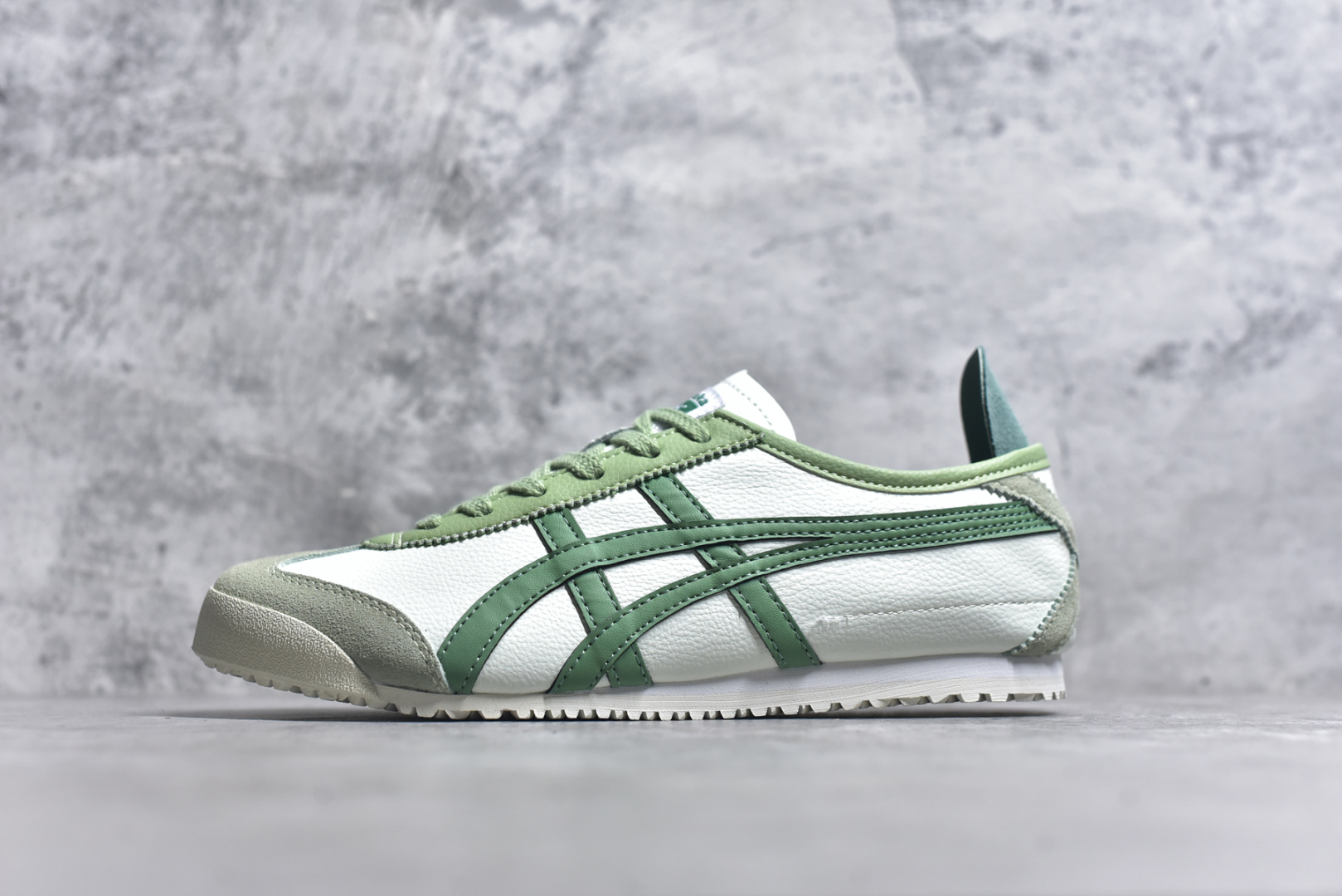 #OnitsukaTiger/鬼塚虎 Mexico 66 全头层皮面低邦休闲跑步鞋 1183A201-304 # 品质 原鞋开发 采用原厂材料和胶水 装皮料切割 质感无敌 尺码：36 37 37.5 38 39 39.5 40.5 41.5 42 42.5 43.5 44 44.5 AJD4-选品中心