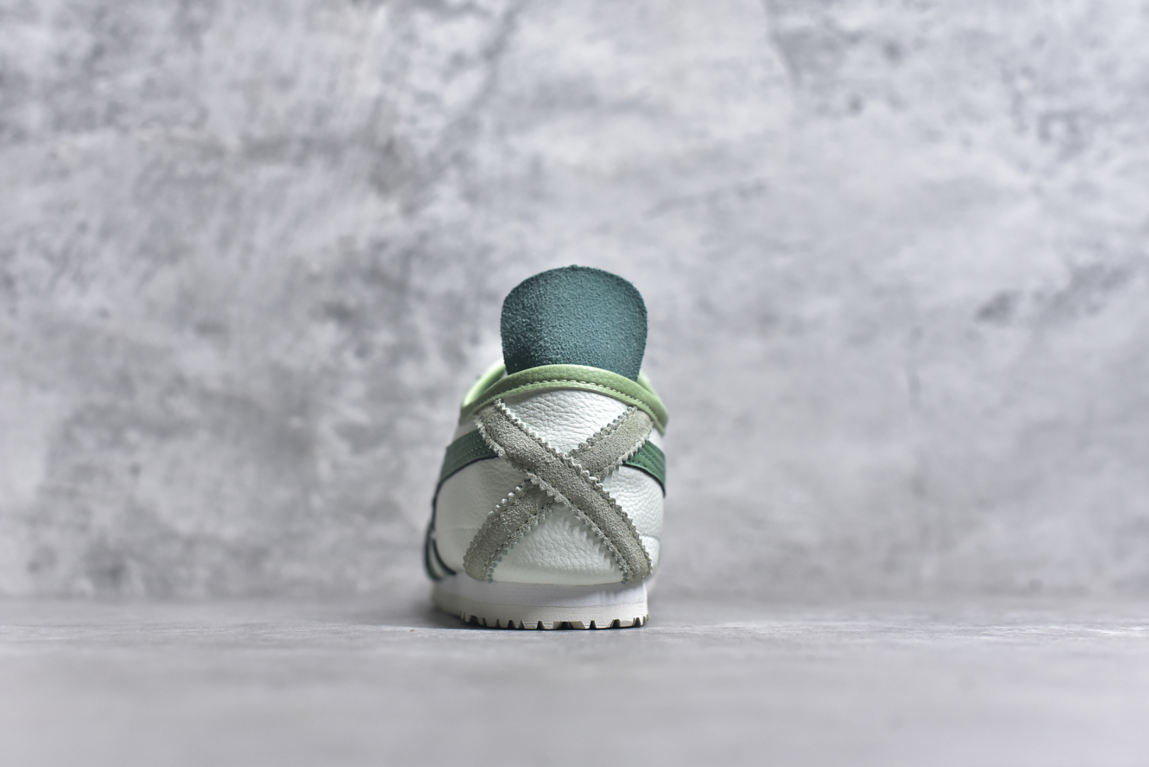 图片[5]-#OnitsukaTiger/鬼塚虎 Mexico 66 全头层皮面低邦休闲跑步鞋 1183A201-304 # 品质 原鞋开发 采用原厂材料和胶水 装皮料切割 质感无敌 尺码：36 37 37.5 38 39 39.5 40.5 41.5 42 42.5 43.5 44 44.5 AJD4-选品中心