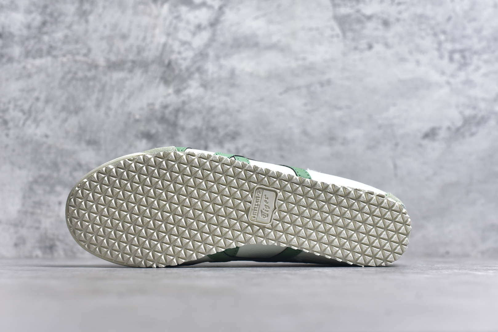 图片[6]-#OnitsukaTiger/鬼塚虎 Mexico 66 全头层皮面低邦休闲跑步鞋 1183A201-304 # 品质 原鞋开发 采用原厂材料和胶水 装皮料切割 质感无敌 尺码：36 37 37.5 38 39 39.5 40.5 41.5 42 42.5 43.5 44 44.5 AJD4-选品中心