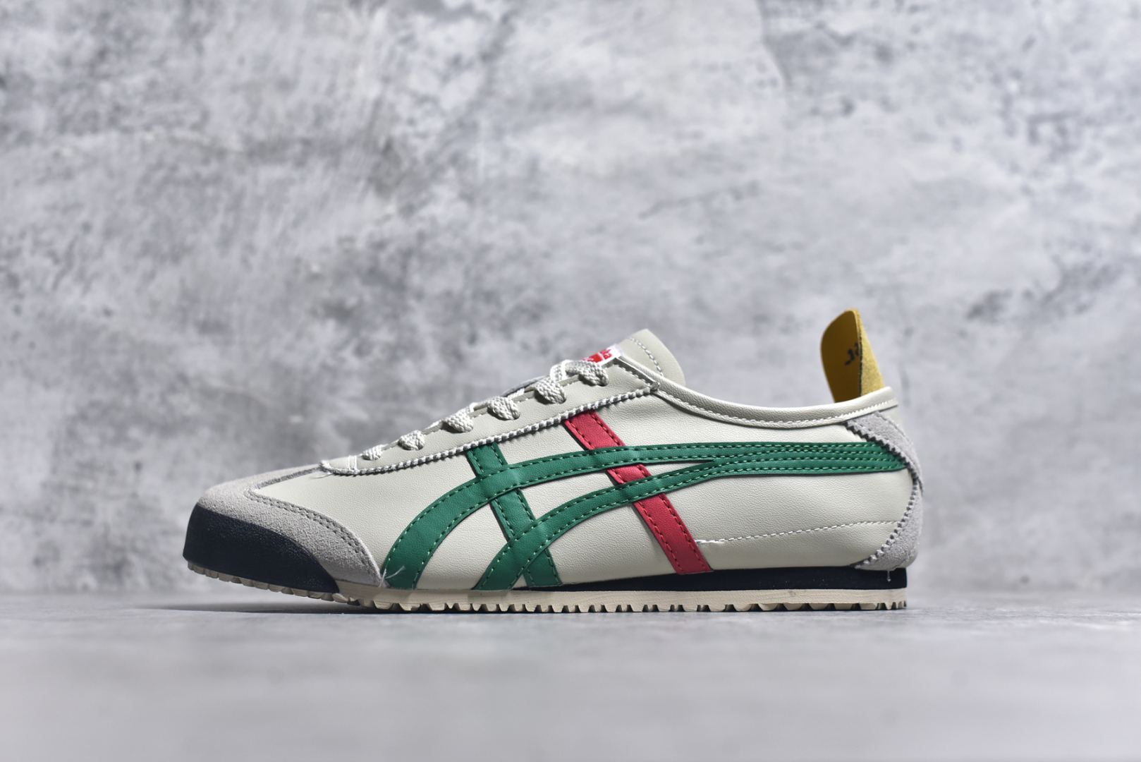 #Asics Onitsuka Tiger 亚瑟士 鬼冢虎系带皮面懒人鞋 #原装系带皮面 原装四联吊牌 中底纸板钢印 日系轻便运动休闲鞋 编码：DL408-1684 白绿红 尺码：36 37 37.5 38 39 39.5 40 40.5 41.5 42 42.5 43.5 44 44.5 45-选品中心