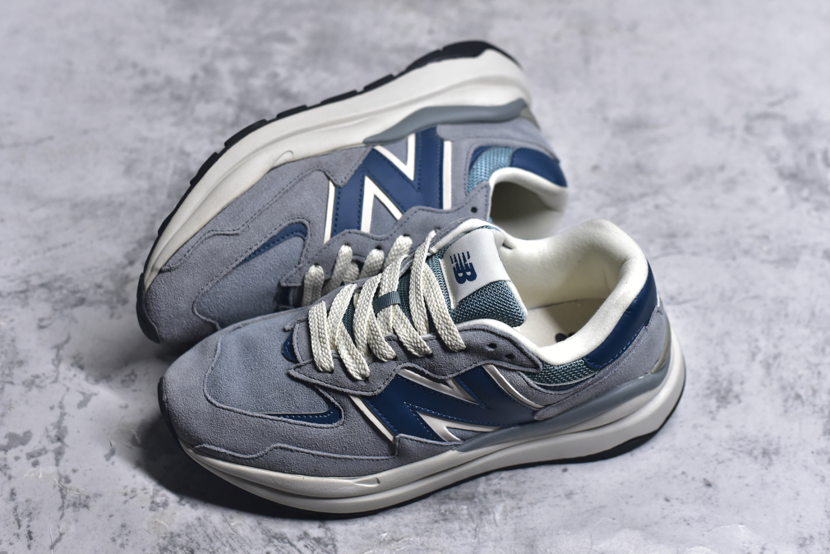 图片[7]-#＃福利特价 New Balance/新百伦 NB5740系列 复古休闲运动跑鞋 特别以1988年首度面世的经典574作为设计蓝本 保留574简约易衬的80s鞋型轮廓 同时再加以向90年代特立独行的抢眼美学致敬 凭借多种严选的优质素材重塑出让人耳目一新又充满层次感的革新中低结构 另一方面 为呼应90年代的巨大化潮流 鞋侧也点题采用了相应的巨大化N字Logo 并且加上反光细节点缀 再结合同样启发自574并经过改良的抓地鞋底 可谓集结两大年代的注目设计元素 尺码：36 36.5 37 37.5 38 38.5 39 40 40.5 41 42 42.5 43 44 45-选品中心