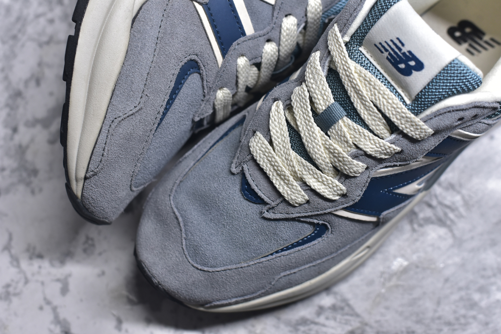 图片[8]-#＃福利特价 New Balance/新百伦 NB5740系列 复古休闲运动跑鞋 特别以1988年首度面世的经典574作为设计蓝本 保留574简约易衬的80s鞋型轮廓 同时再加以向90年代特立独行的抢眼美学致敬 凭借多种严选的优质素材重塑出让人耳目一新又充满层次感的革新中低结构 另一方面 为呼应90年代的巨大化潮流 鞋侧也点题采用了相应的巨大化N字Logo 并且加上反光细节点缀 再结合同样启发自574并经过改良的抓地鞋底 可谓集结两大年代的注目设计元素 尺码：36 36.5 37 37.5 38 38.5 39 40 40.5 41 42 42.5 43 44 45-选品中心