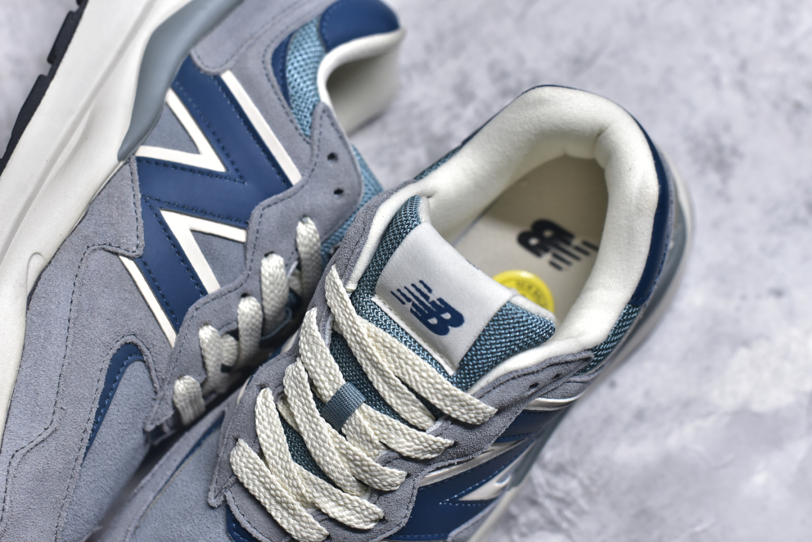 图片[9]-#＃福利特价 New Balance/新百伦 NB5740系列 复古休闲运动跑鞋 特别以1988年首度面世的经典574作为设计蓝本 保留574简约易衬的80s鞋型轮廓 同时再加以向90年代特立独行的抢眼美学致敬 凭借多种严选的优质素材重塑出让人耳目一新又充满层次感的革新中低结构 另一方面 为呼应90年代的巨大化潮流 鞋侧也点题采用了相应的巨大化N字Logo 并且加上反光细节点缀 再结合同样启发自574并经过改良的抓地鞋底 可谓集结两大年代的注目设计元素 尺码：36 36.5 37 37.5 38 38.5 39 40 40.5 41 42 42.5 43 44 45-选品中心