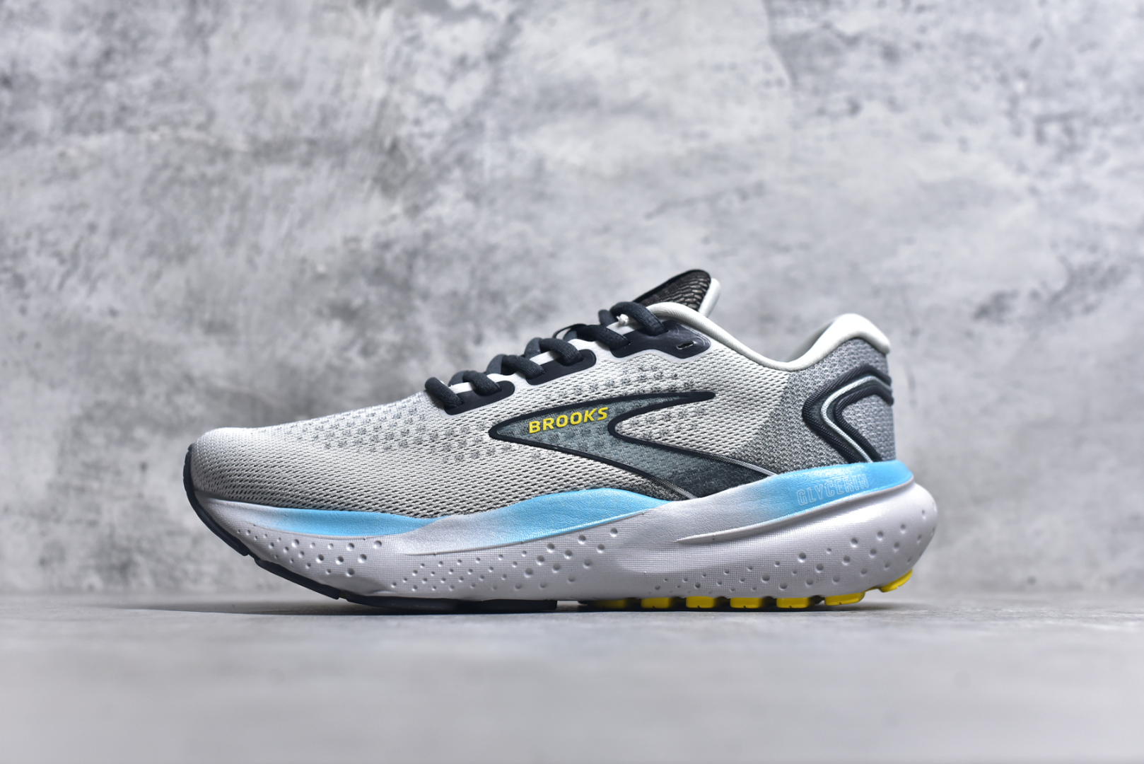 #公司级Brooks Glycerin 21 缓震跑鞋 宝藏跑鞋单品 采用全新设计针织鞋面材质 透气且灵活 搭载DNA LOFT V3密度泡棉缓震系统中底 以最大限度提高缓冲性能 外置防滑耐磨橡胶底片 助力跑者获得更好的落地体验 尺码：40-45-选品中心