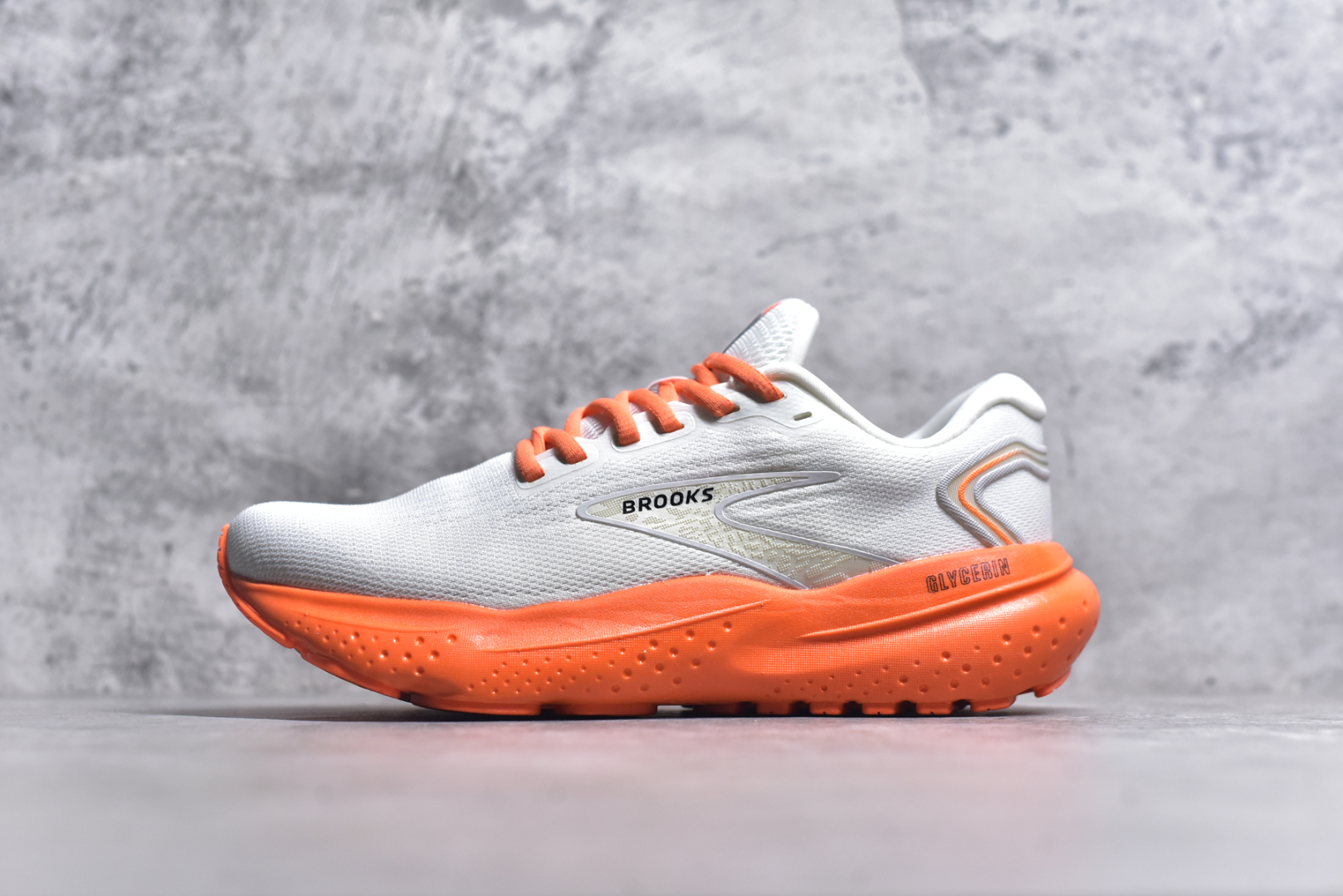 #公司级Brooks Glycerin 21 缓震跑鞋 宝藏跑鞋单品 采用全新设计针织鞋面材质 透气且灵活 搭载DNA LOFT V3密度泡棉缓震系统中底 以最大限度提高缓冲性能 外置防滑耐磨橡胶底片 助力跑者获得更好的落地体验 尺码：40-45-选品中心