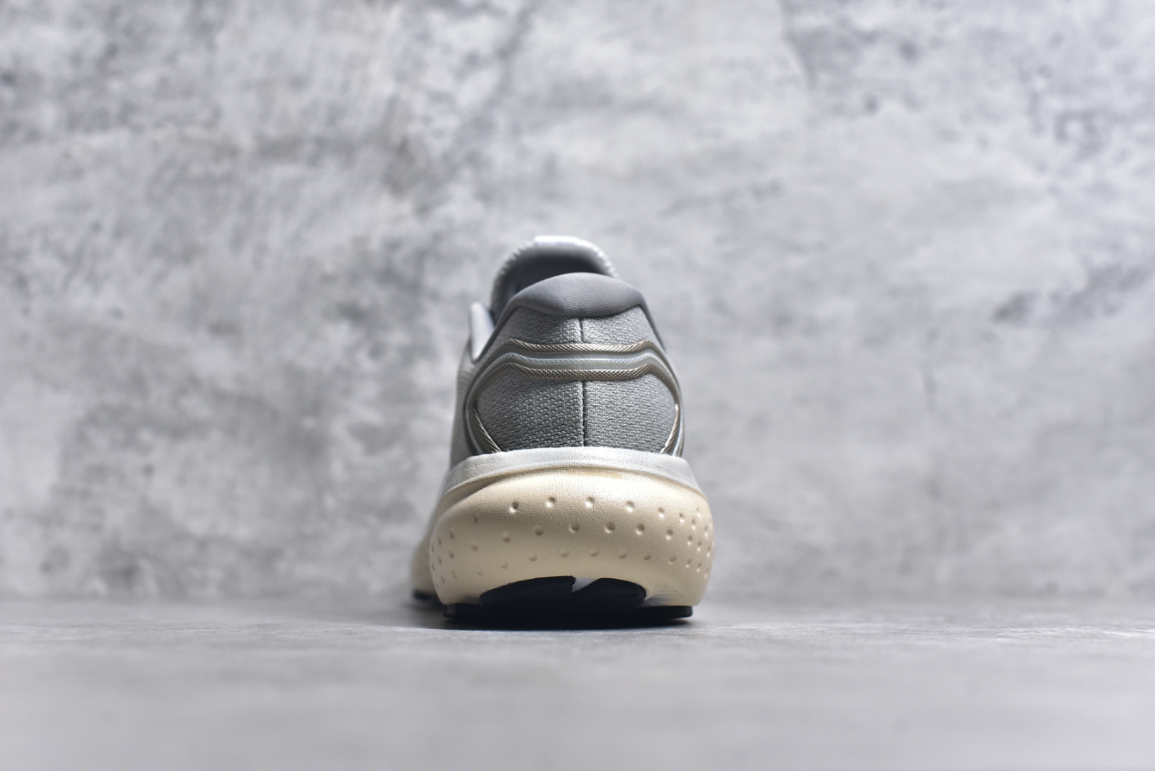 图片[5]-#公司级Brooks Glycerin 21 缓震跑鞋 宝藏跑鞋单品 采用全新设计针织鞋面材质 透气且灵活 搭载DNA LOFT V3密度泡棉缓震系统中底 以最大限度提高缓冲性能 外置防滑耐磨橡胶底片 助力跑者获得更好的落地体验 尺码：40-45-选品中心