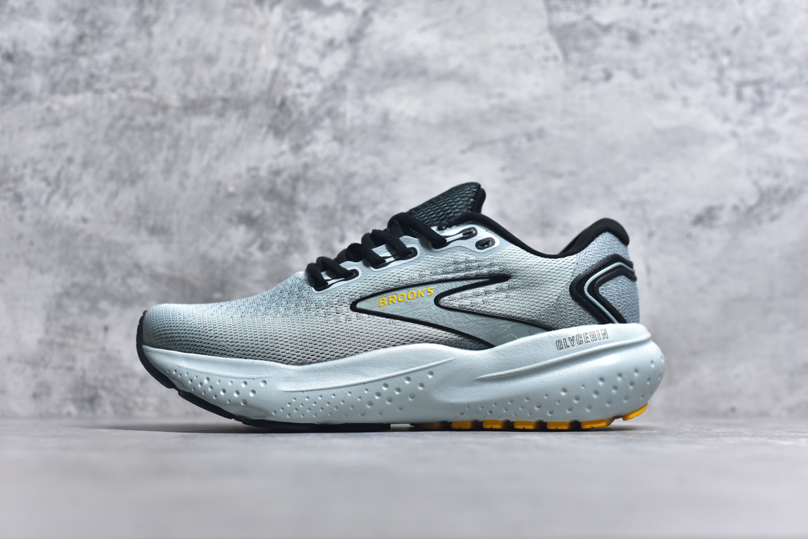 #公司级Brooks Glycerin 21 缓震跑鞋 宝藏跑鞋单品 采用全新设计针织鞋面材质 透气且灵活 搭载DNA LOFT V3密度泡棉缓震系统中底 以最大限度提高缓冲性能 外置防滑耐磨橡胶底片 助力跑者获得更好的落地体验 尺码：40-45-选品中心