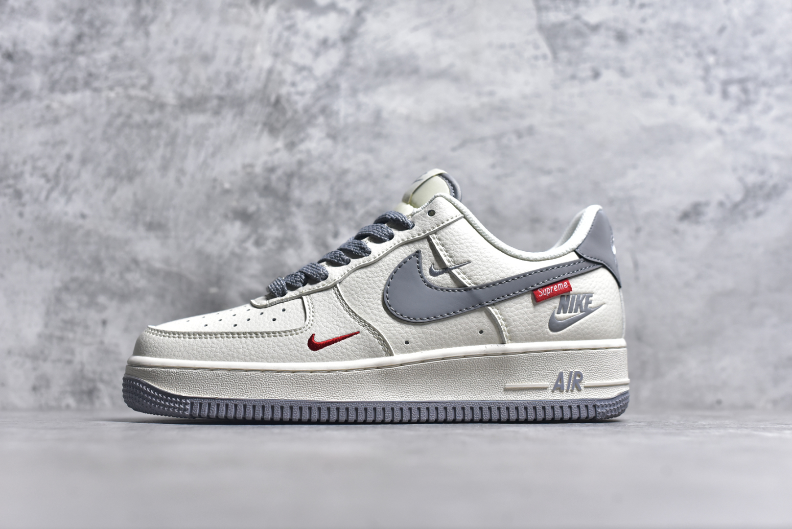 #Nike Air Force 1\’07 Low Supreme联名 米灰小红勾 空军一号低帮休闲板鞋 HH7518-039 #原楦头原纸板 原装鞋盒 定制五金配件 内置全掌气垫 原厂鞋底 尺码：36 36.5 37.5 38 38.5 39 40 40.5 41 42 42.5 43 44 44.5 45 9.D4-选品中心
