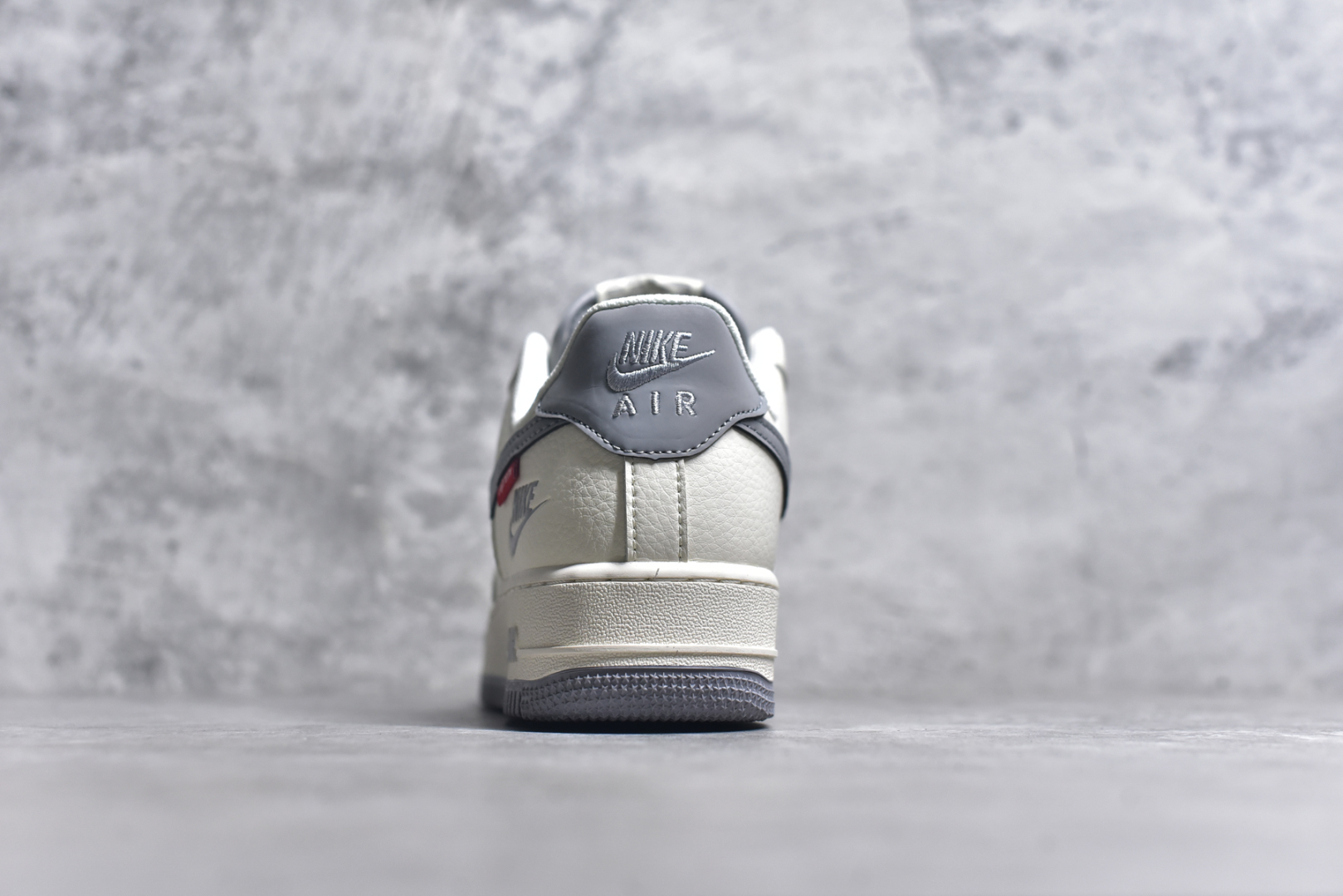 图片[5]-#Nike Air Force 1\’07 Low Supreme联名 米灰小红勾 空军一号低帮休闲板鞋 HH7518-039 #原楦头原纸板 原装鞋盒 定制五金配件 内置全掌气垫 原厂鞋底 尺码：36 36.5 37.5 38 38.5 39 40 40.5 41 42 42.5 43 44 44.5 45 9.D4-选品中心