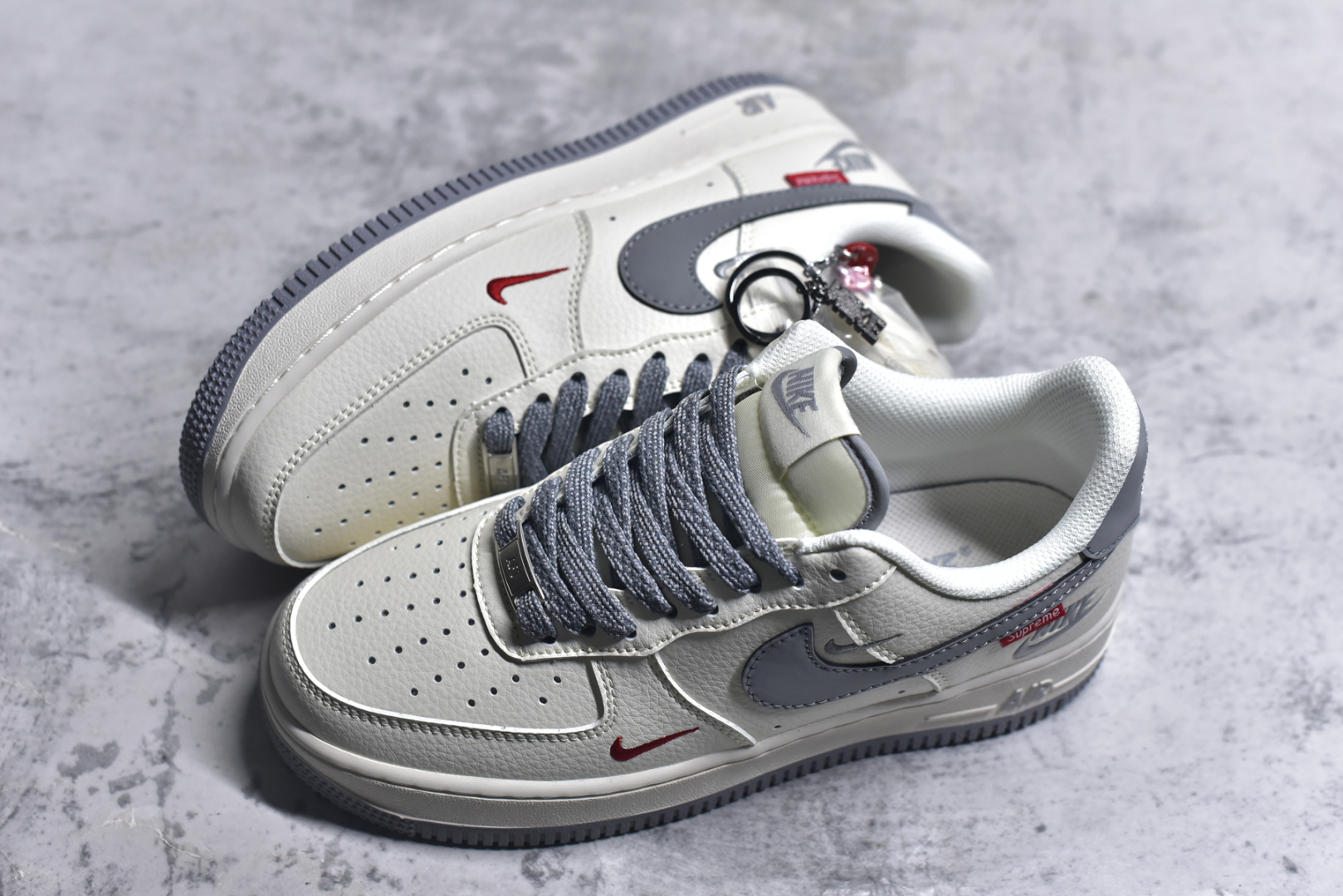 图片[7]-#Nike Air Force 1\’07 Low Supreme联名 米灰小红勾 空军一号低帮休闲板鞋 HH7518-039 #原楦头原纸板 原装鞋盒 定制五金配件 内置全掌气垫 原厂鞋底 尺码：36 36.5 37.5 38 38.5 39 40 40.5 41 42 42.5 43 44 44.5 45 9.D4-选品中心