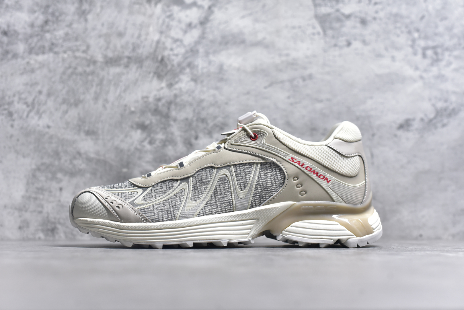 #SALOMON萨洛蒙 XT-WHISPER PANHUI蟠虺 乙巳系列 CNY减震防滑耐磨透气 低帮跑步鞋 男女同款 香草色土灰色火红色 478479 原版开发 纯原外贸平台特供订单 全套原纸板楦头开发 原厂特供网布配套加持 确保原汁原味 完美呈现版型 原档数据独家私模五层组合大底 男女鞋同步官方 原装Ortholite轻量化鞋垫 中底布带钢印编号 原厂TPU锁扣 进口港宝加持 后跟自然饱满 还原公司包裹性 基于 SALOMON 初代 XT 鞋身造型并搭载 4D ADVANCED CHASSIS™ 大底打造而成 为这款 XT-QUEST 带来了多项足部控制与保护等功能性 如在运动过程中控制左右晃动的过程而提高稳定性、改善长途越野过程中足中到足尖的过渡、提高感知岩石的精确度以抵抗尖锐物体对脚底的伤害以及采用动态缓冲来增强穿着舒适感 从而减轻疲劳感 使 XT-QUEST 成为一双舒适且安全的户外之履 尺码：36 36.5 37.5 38 38.5 39 40 40.5 41 42 42.5 43 44 44.5 45 46-选品中心