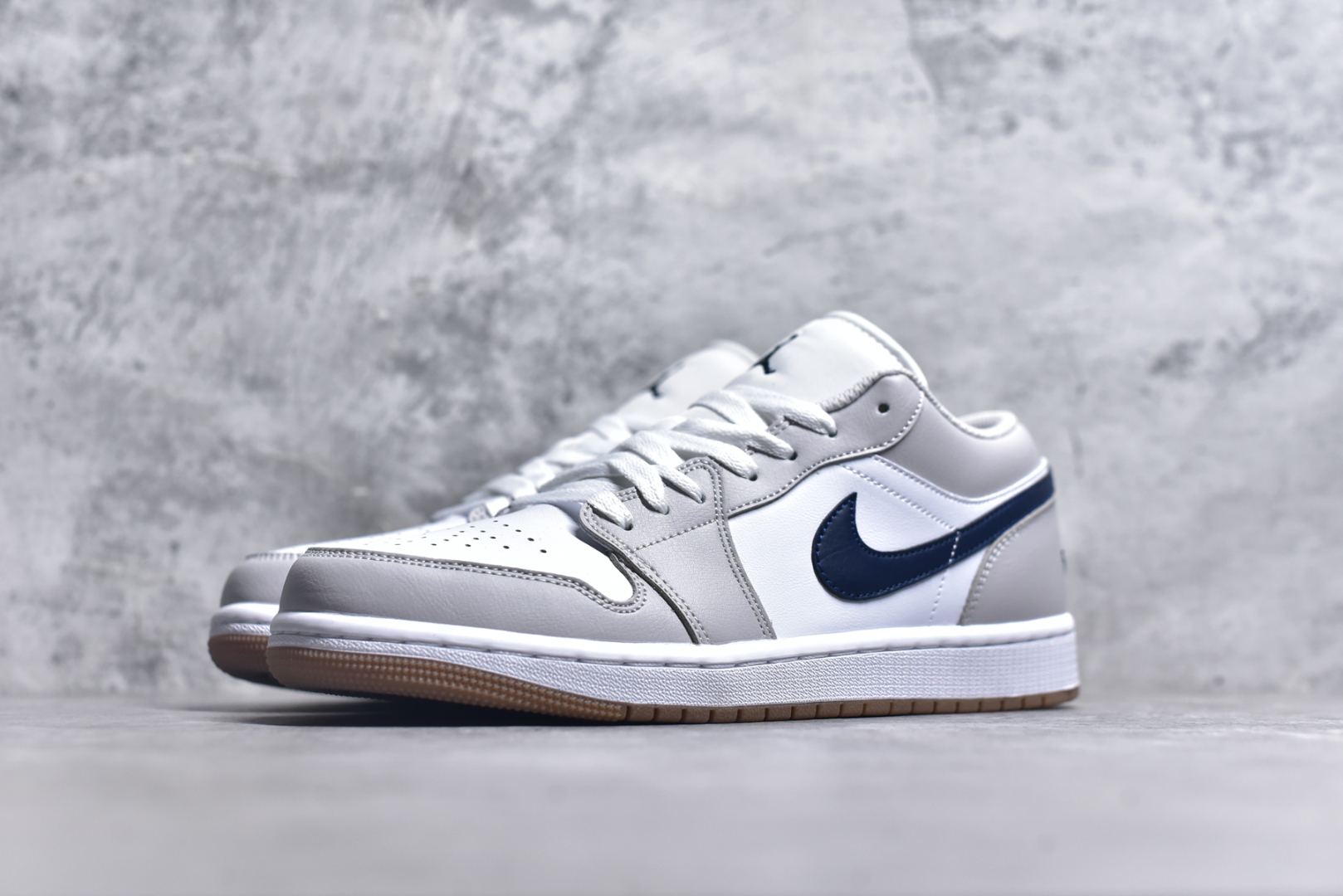 图片[2]-#Air Jordan 1 Low 灰蓝 AJ1乔1低帮休闲板鞋 同步官方配色 市场唯一独家头层皮打造 原鞋原档案开发 原厂皮料 原档冲孔鞋头 正确满胶鞋垫 四线拉帮 原厂织唛标 鞋舌高弹海绵填充 货号：553558 146 尺码： 36 36.5 37.5 38 38.5 39 40 40.5 41 42 42.5 43 44 45 46-选品中心
