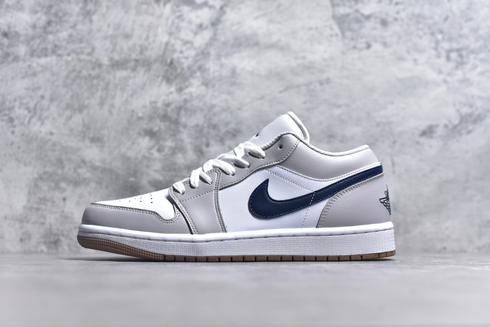 #Air Jordan 1 Low 灰蓝 AJ1乔1低帮休闲板鞋 同步官方配色 市场唯一独家头层皮打造 原鞋原档案开发 原厂皮料 原档冲孔鞋头 正确满胶鞋垫 四线拉帮 原厂织唛标 鞋舌高弹海绵填充 货号：553558 146 尺码： 36 36.5 37.5 38 38.5 39 40 40.5 41 42 42.5 43 44 45 46-选品中心