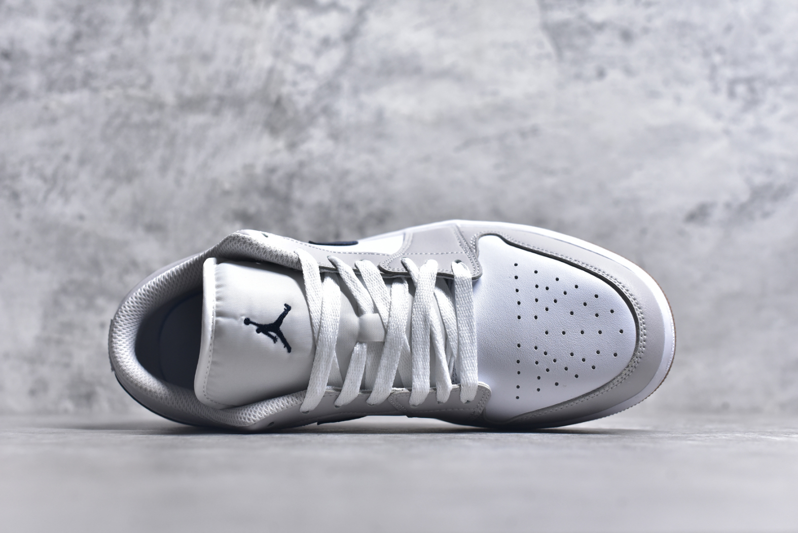 图片[4]-#Air Jordan 1 Low 灰蓝 AJ1乔1低帮休闲板鞋 同步官方配色 市场唯一独家头层皮打造 原鞋原档案开发 原厂皮料 原档冲孔鞋头 正确满胶鞋垫 四线拉帮 原厂织唛标 鞋舌高弹海绵填充 货号：553558 146 尺码： 36 36.5 37.5 38 38.5 39 40 40.5 41 42 42.5 43 44 45 46-选品中心
