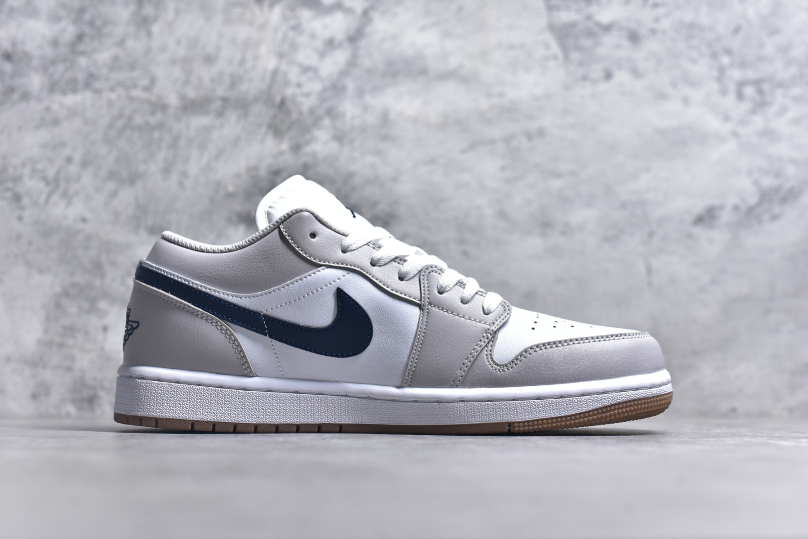 图片[3]-#Air Jordan 1 Low 灰蓝 AJ1乔1低帮休闲板鞋 同步官方配色 市场唯一独家头层皮打造 原鞋原档案开发 原厂皮料 原档冲孔鞋头 正确满胶鞋垫 四线拉帮 原厂织唛标 鞋舌高弹海绵填充 货号：553558 146 尺码： 36 36.5 37.5 38 38.5 39 40 40.5 41 42 42.5 43 44 45 46-选品中心