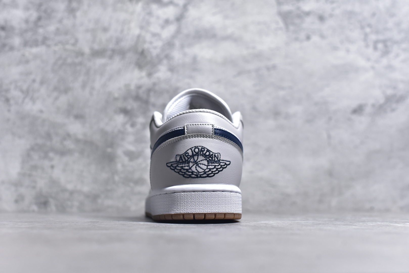 图片[5]-#Air Jordan 1 Low 灰蓝 AJ1乔1低帮休闲板鞋 同步官方配色 市场唯一独家头层皮打造 原鞋原档案开发 原厂皮料 原档冲孔鞋头 正确满胶鞋垫 四线拉帮 原厂织唛标 鞋舌高弹海绵填充 货号：553558 146 尺码： 36 36.5 37.5 38 38.5 39 40 40.5 41 42 42.5 43 44 45 46-选品中心